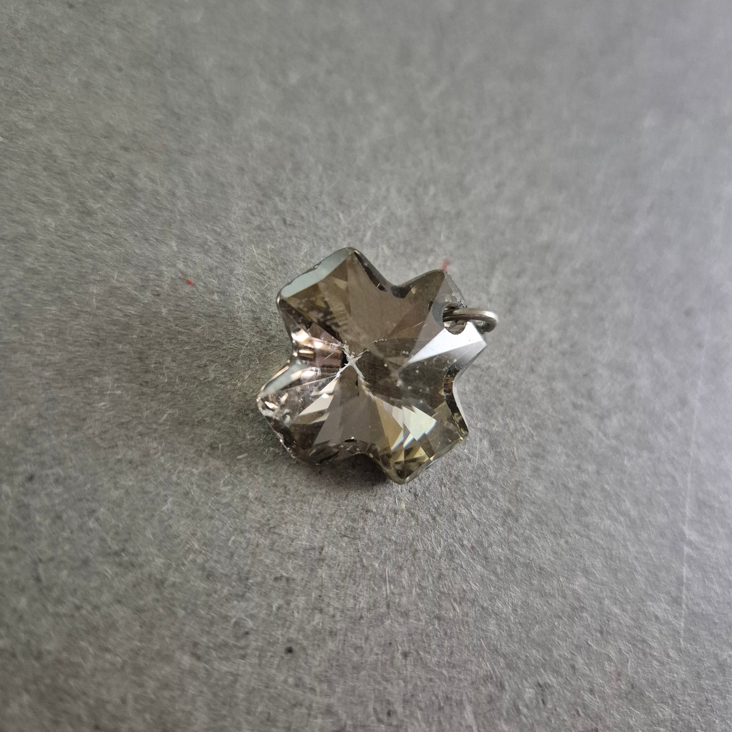 Funkelnder Anhänger in Sternform – Kristalloptik mit Schliffdetails