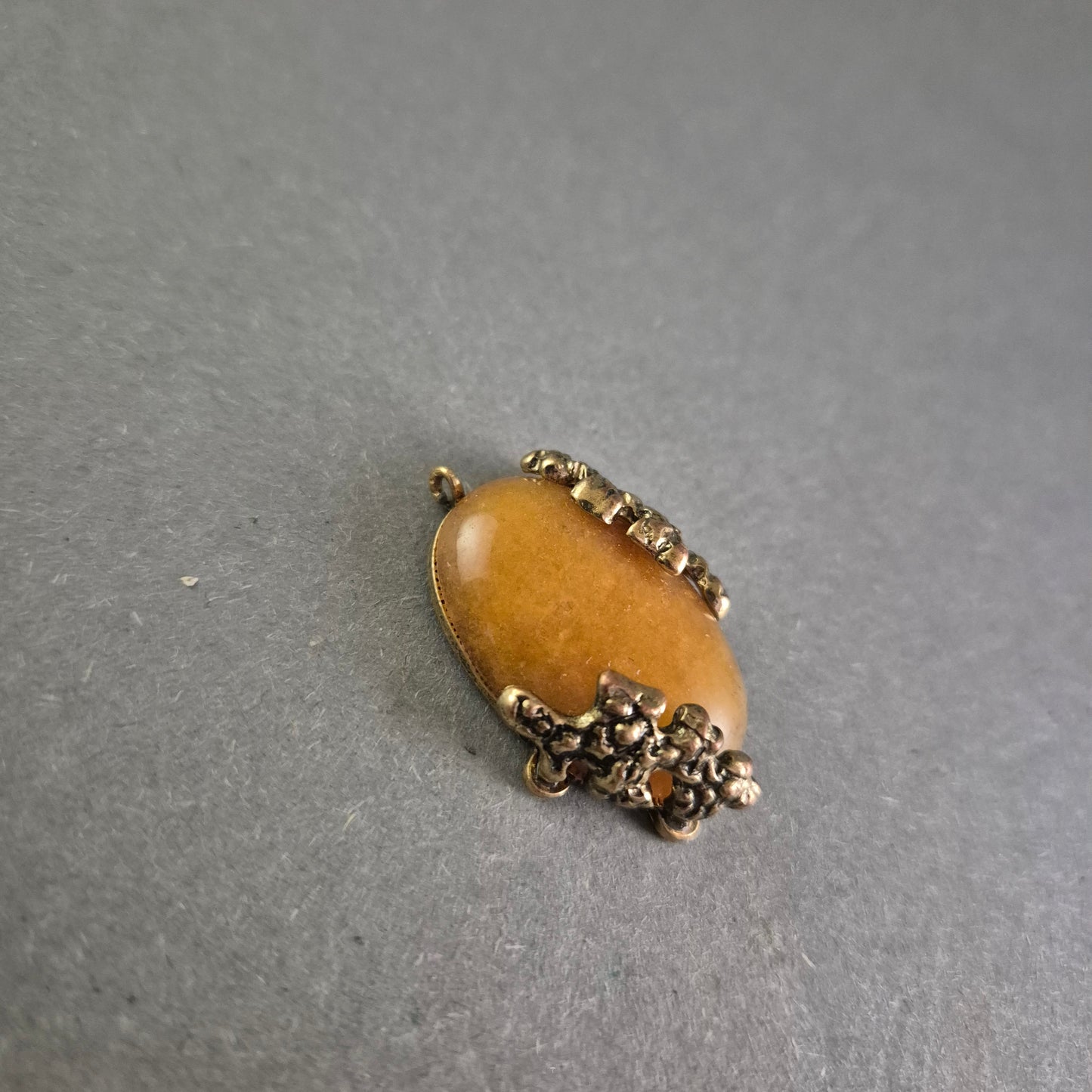 Vintage-Anhänger mit ovalem braunem Stein – Florales Design