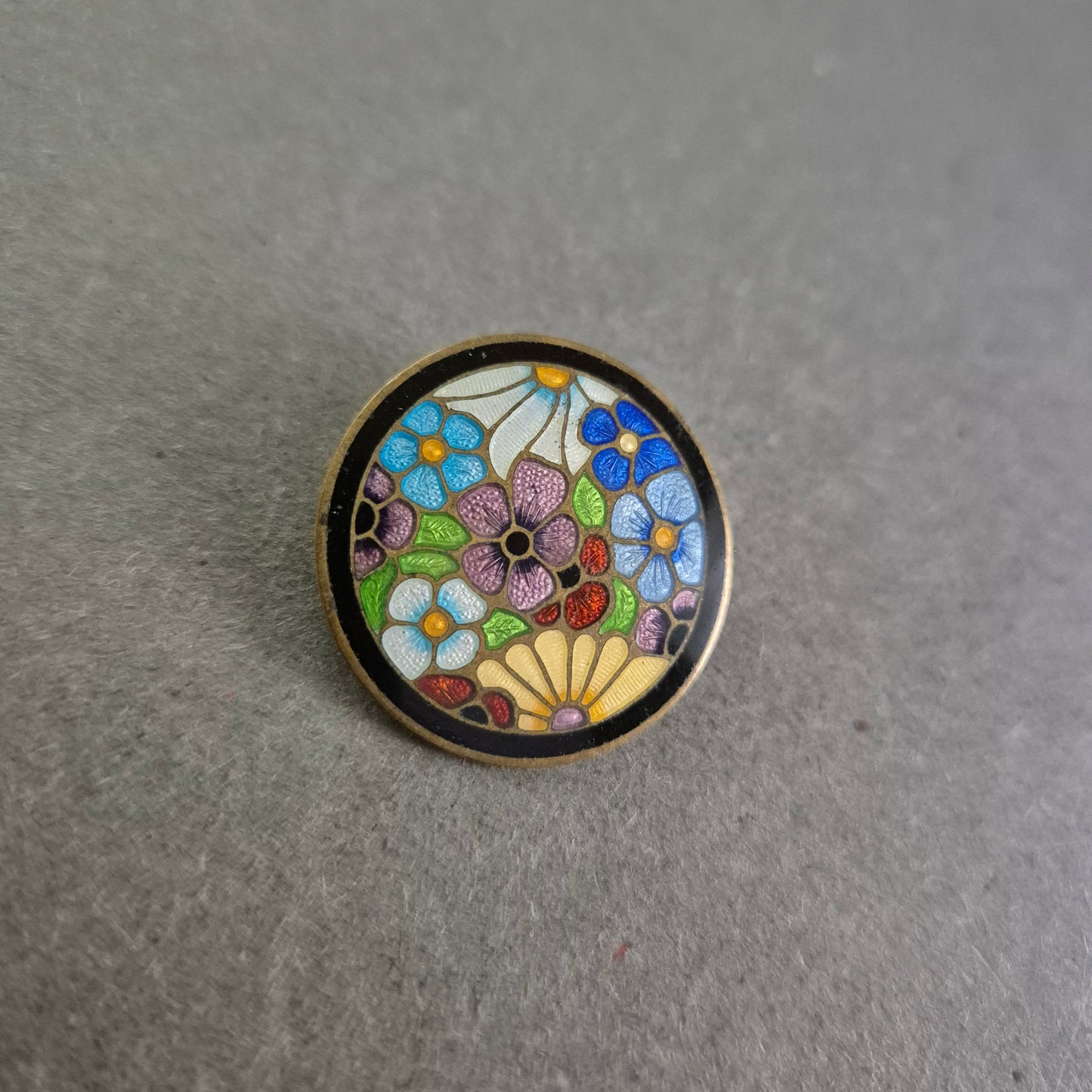 Runde Emaille-Brosche mit buntem Blumenmuster – Cloisonné-Stil