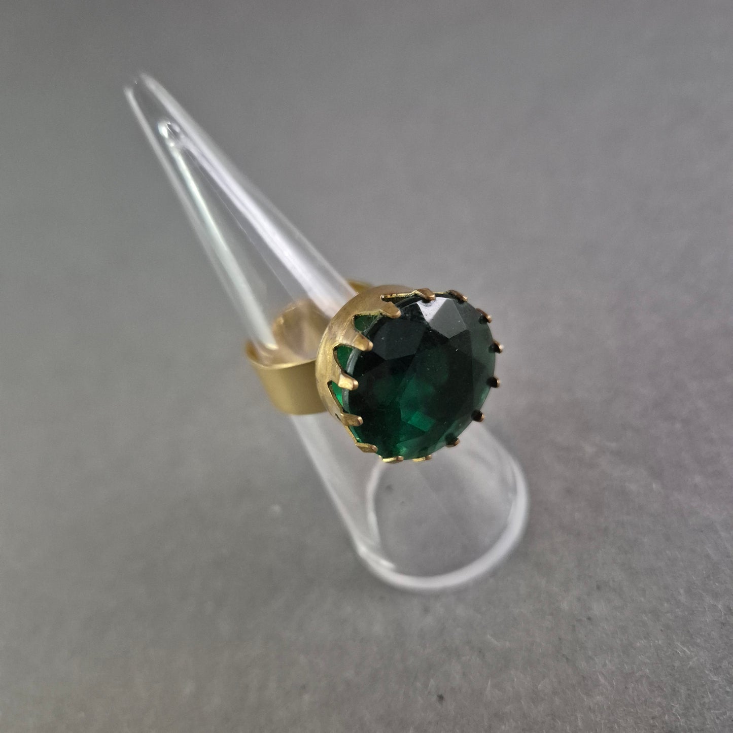 Auffälliger Vintage-Ring mit großem grünen Stein – Statement-Piece
