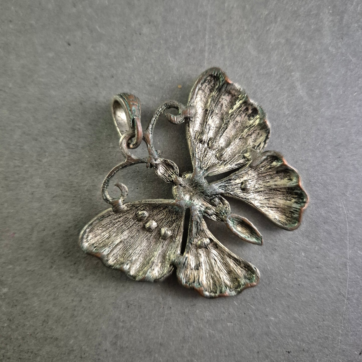 Vintage-Anhänger Schmetterling mit lila Steinen – Romantischer Look