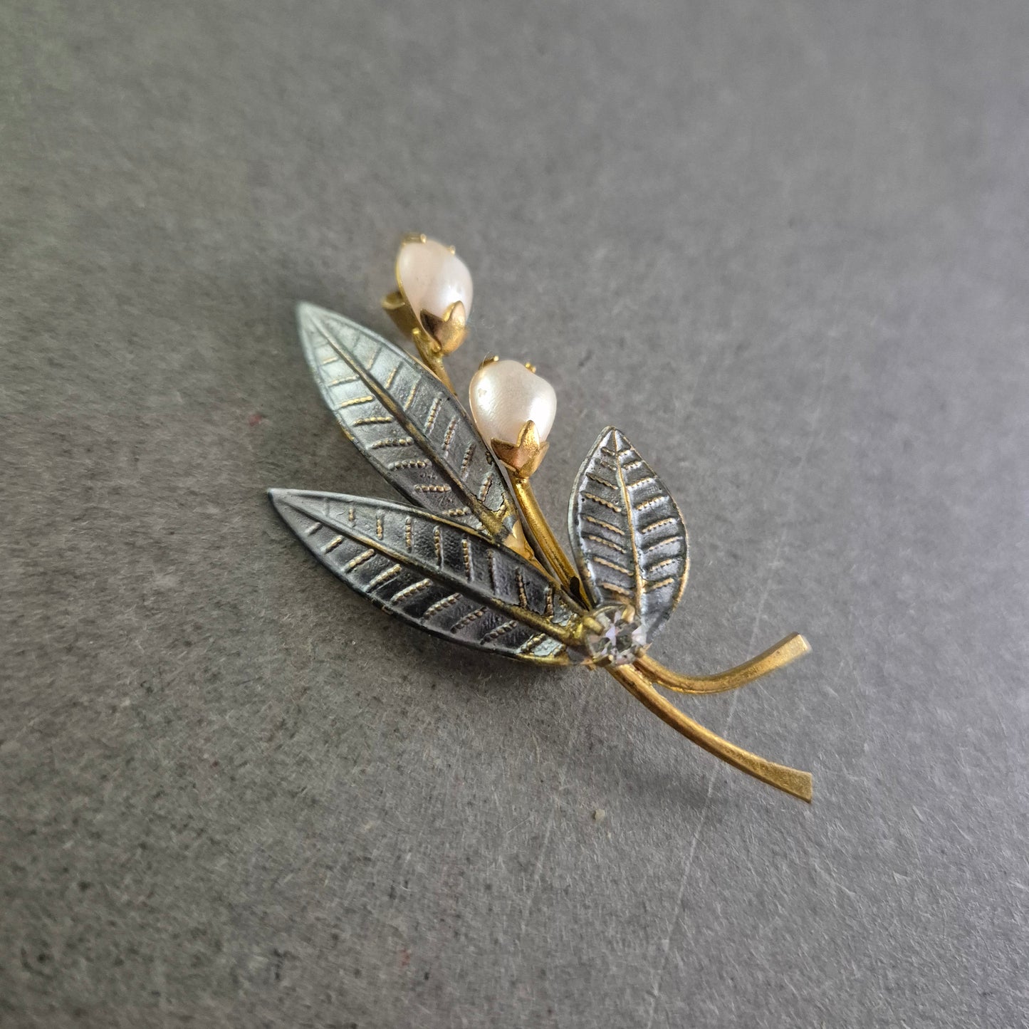 Elegante Brosche mit Blättermotiv und Perlen – Vintage-Floralschmuck