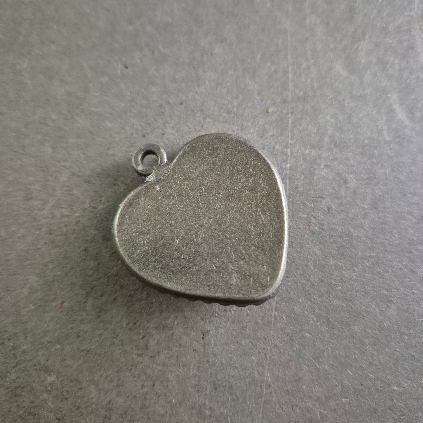 Herzförmiger Trachtenanhänger mit Edelweiß – Alpenromantik pur