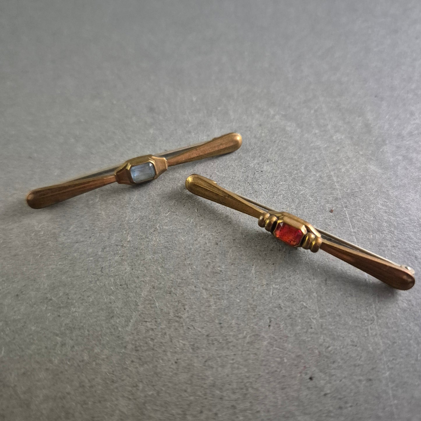 Vintage Broschennadel-Set mit roten und blauen Schmucksteinen