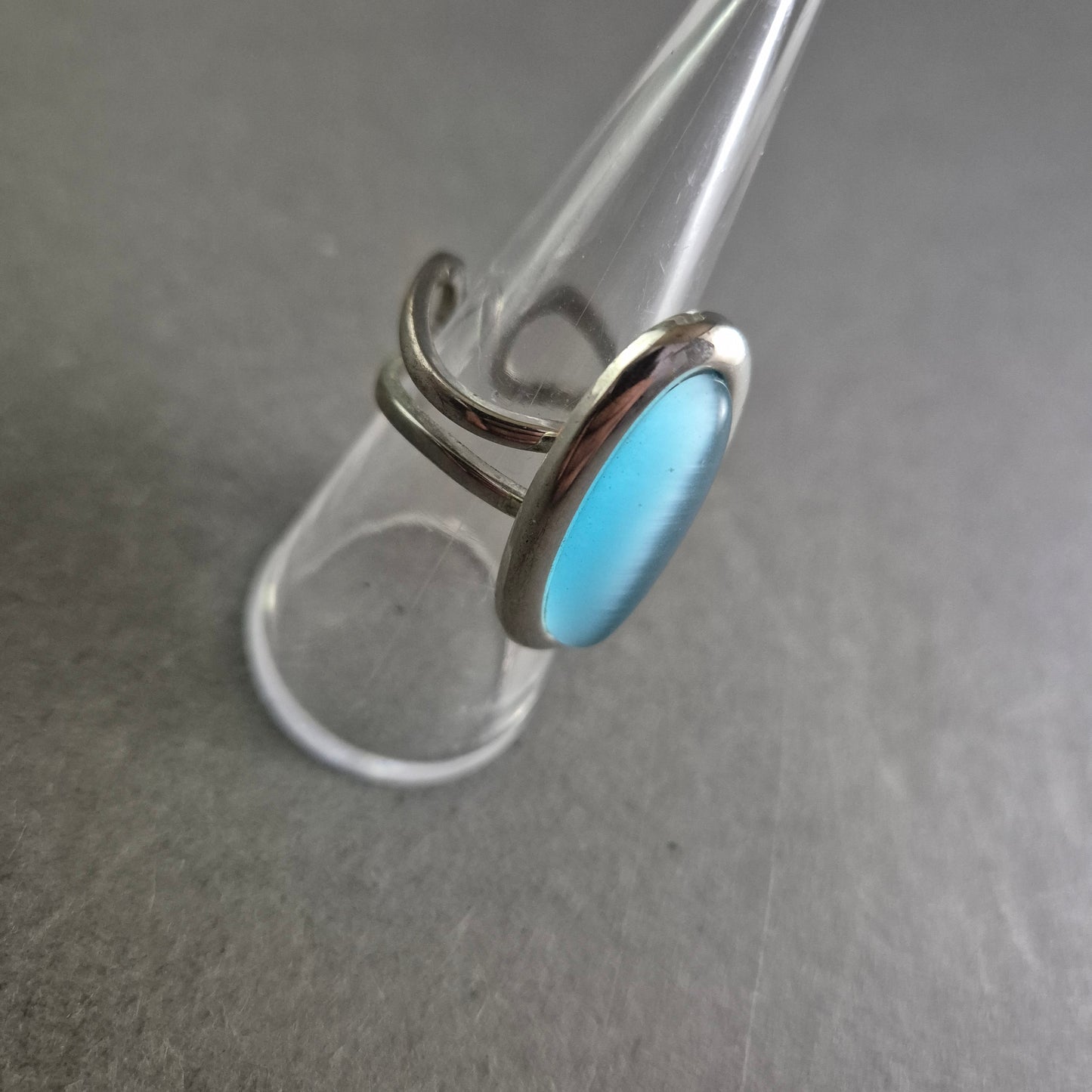 Eleganter Ring mit schimmerndem hellblauen Cabochon – Modern & Stilvoll