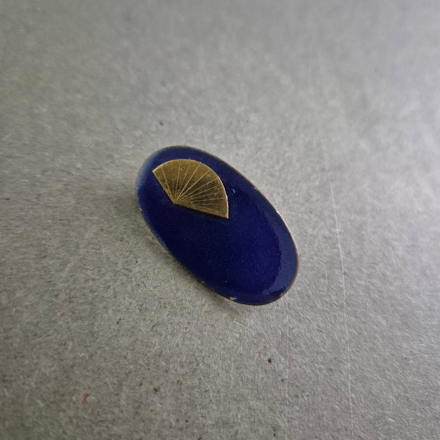 Vintage Brosche mit Fächer-Motiv – Kobaltblaues Emaille-Design