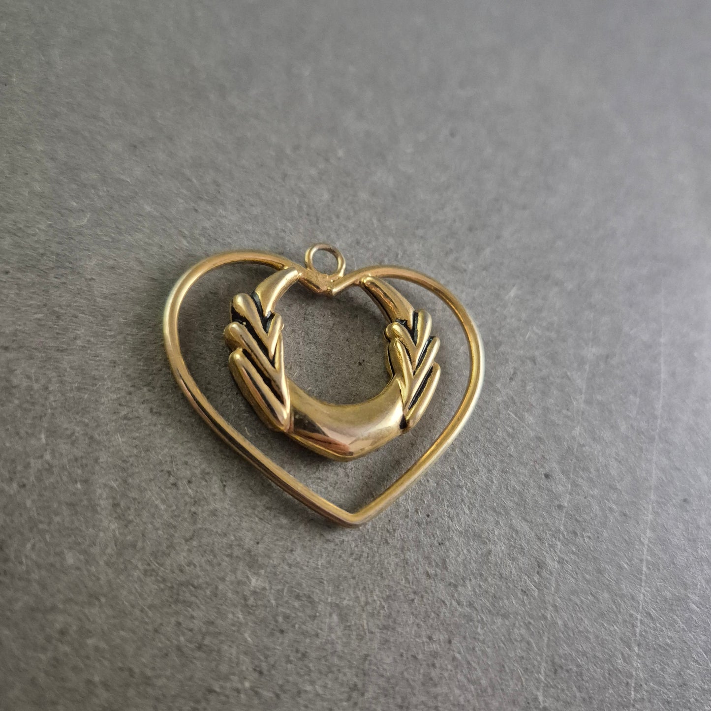 Vintage Herz-Anhänger mit Lorbeerkranz – Symbol für Liebe und Ehre