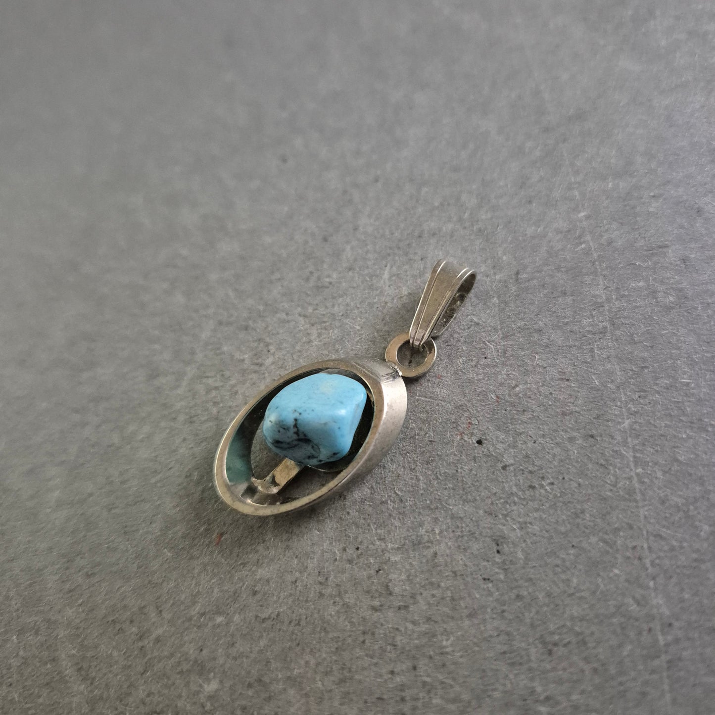 Ovaler Anhänger mit Türkis-Stein – Vintage-Stil in Silberoptik