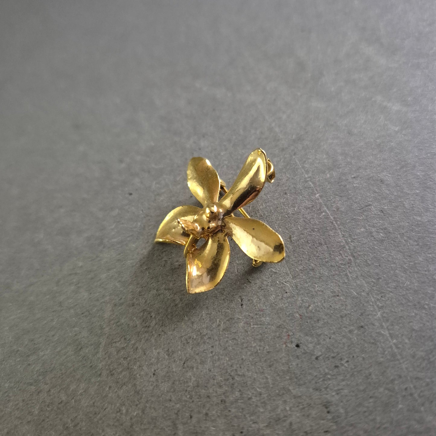 Vergoldete Brosche in Blumenform – Glänzender Vintage-Charme