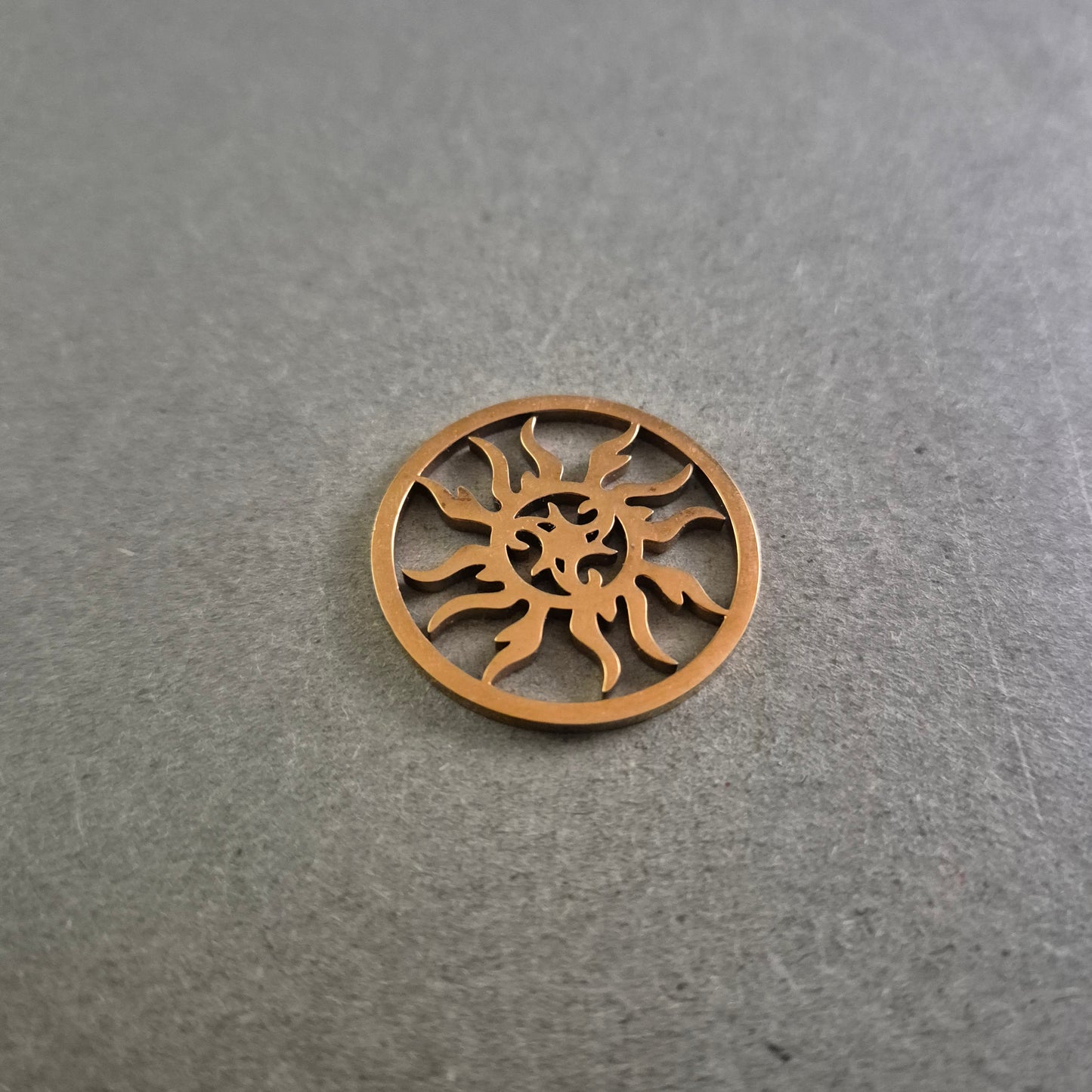 Runder Sonnen-Anhänger im Tribal-Stil – Ausdrucksstarkes Design