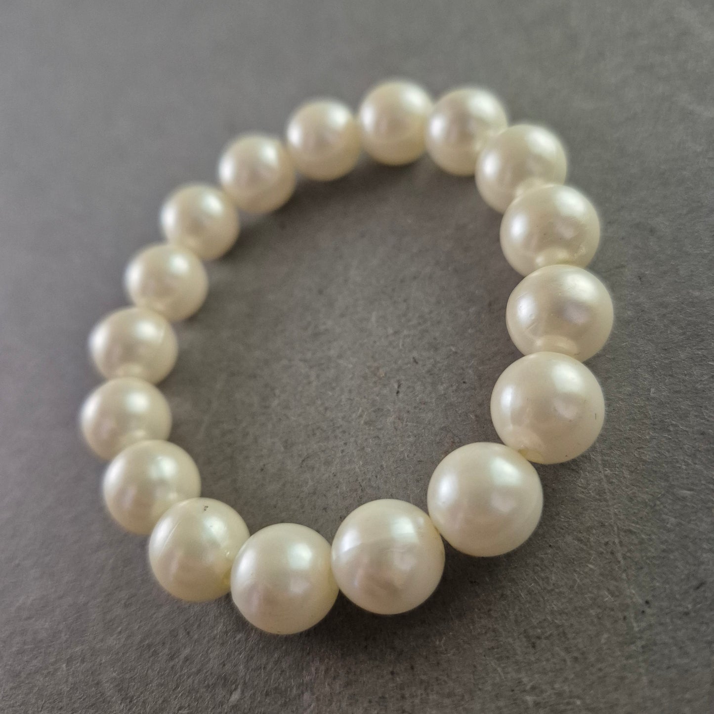 Klassisches Perlenarmband in Cremeweiß – Zeitlose Eleganz