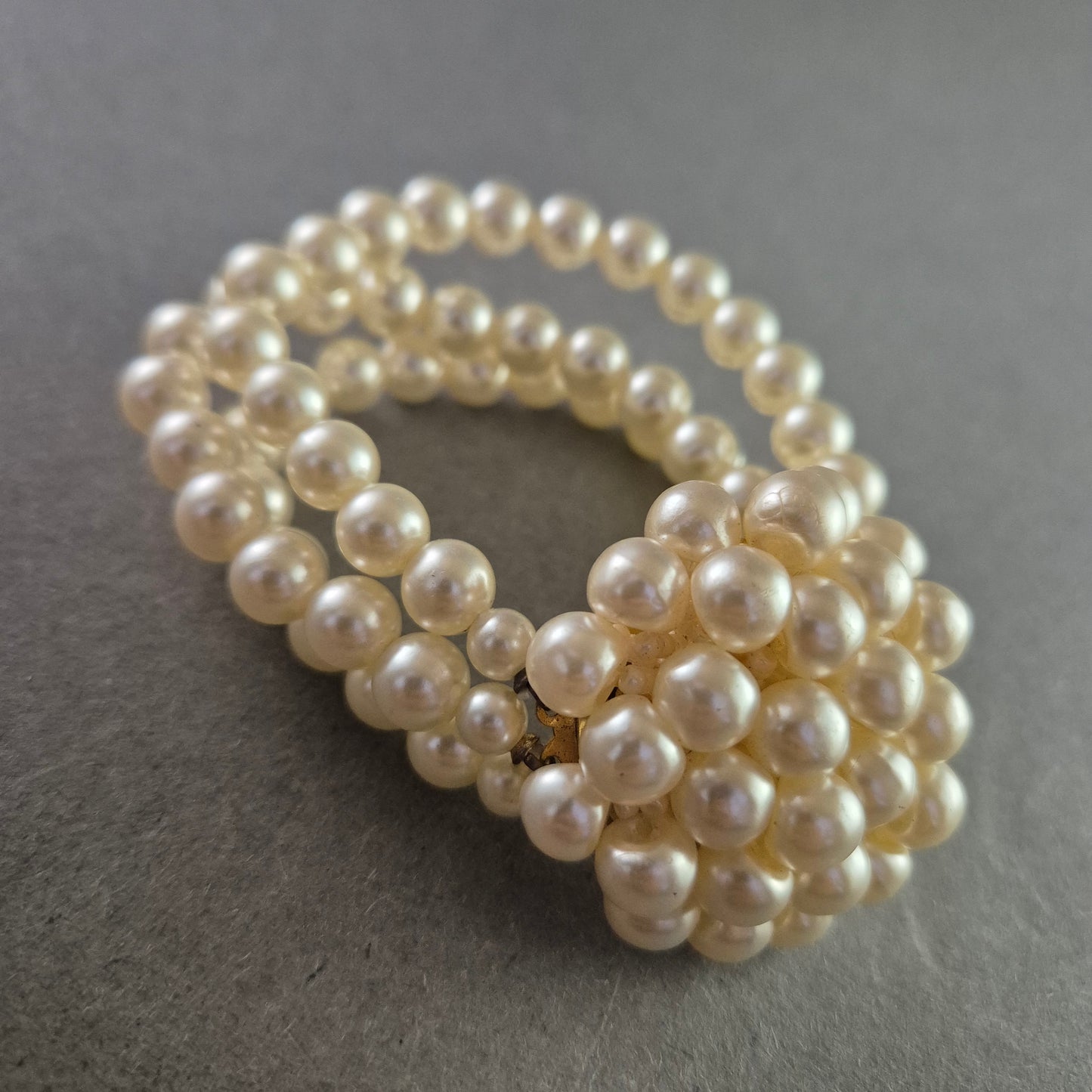 Vintage Perlenarmband mit Kugelverschluss – Dreireihig und elegant