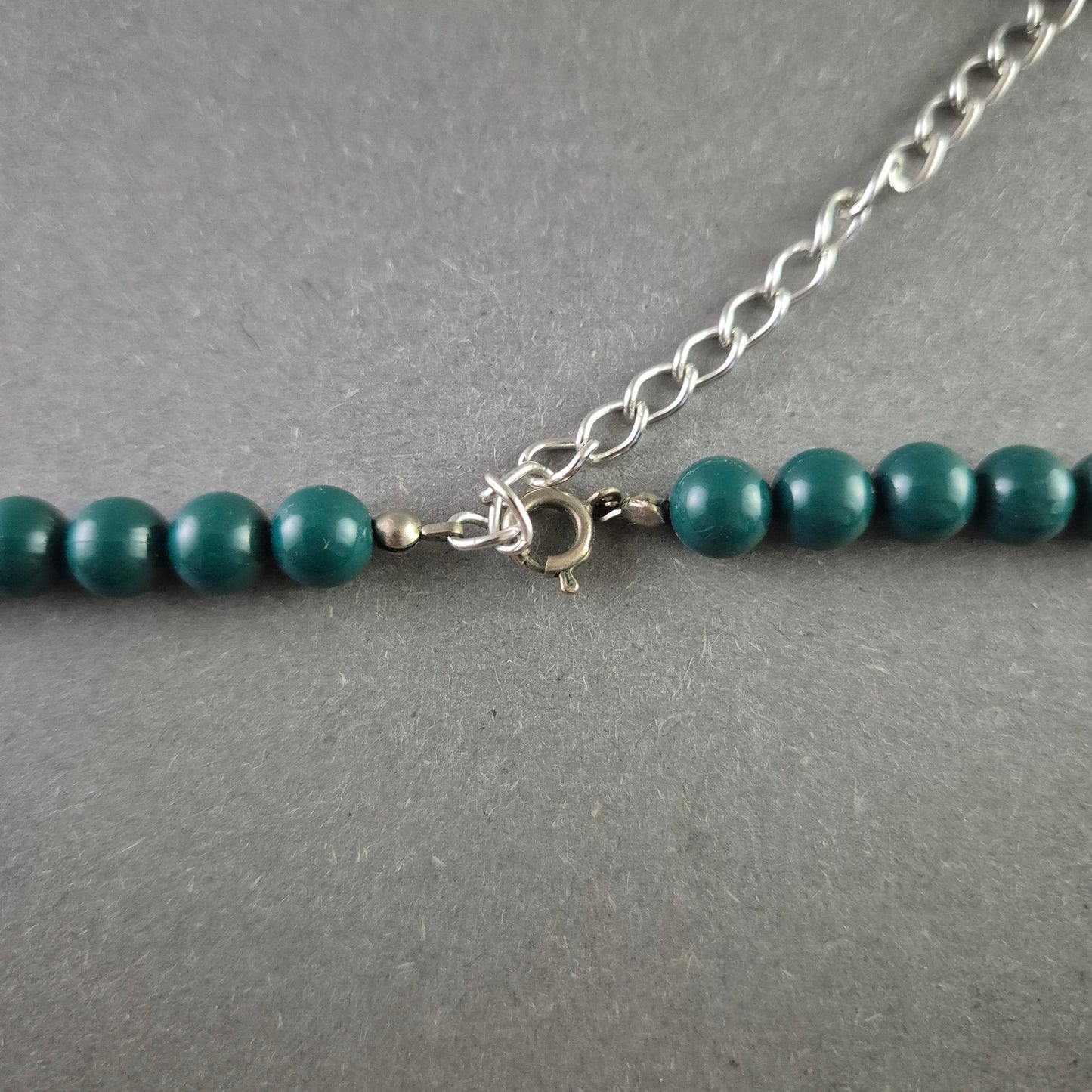 Grüne Vintage-Perlenkette mit geometrischen Akzenten