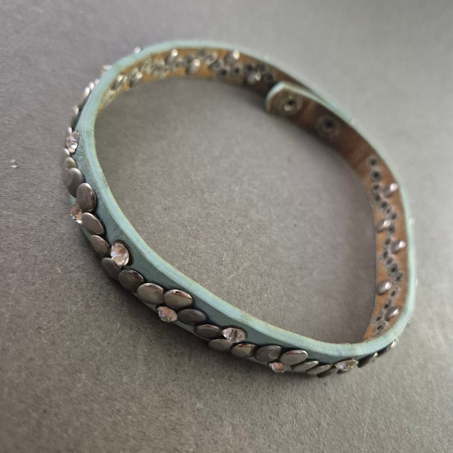Mintgrünes Lederarmband mit Nieten und Glitzersteinen