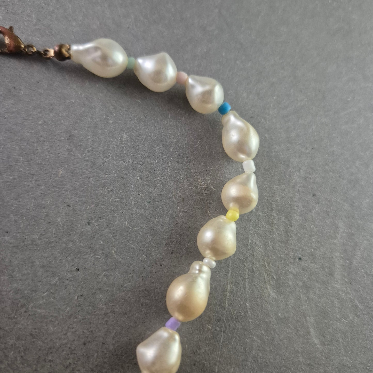 Zarte Vintage-Kette mit barockförmigen Perlen und Farbdetails