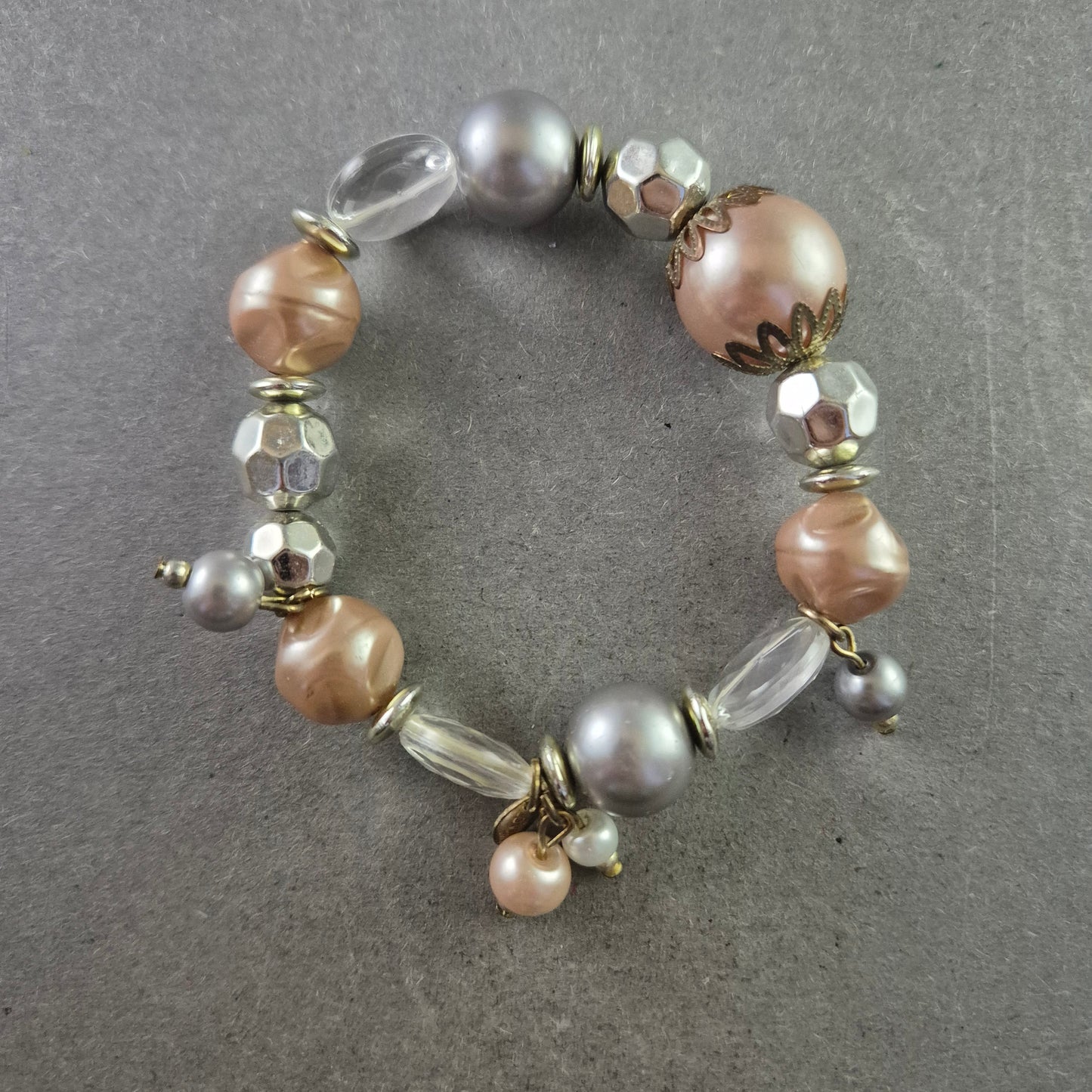 Elastisches Perlenarmband in Beige & Grau mit Anhängern