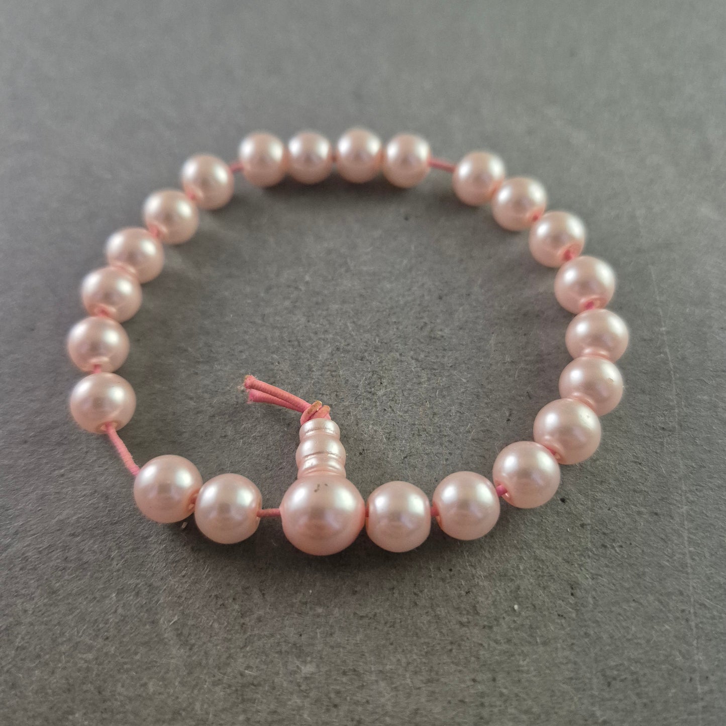 Roséfarbenes Perlenarmband auf Elastikband – zart & verspielt