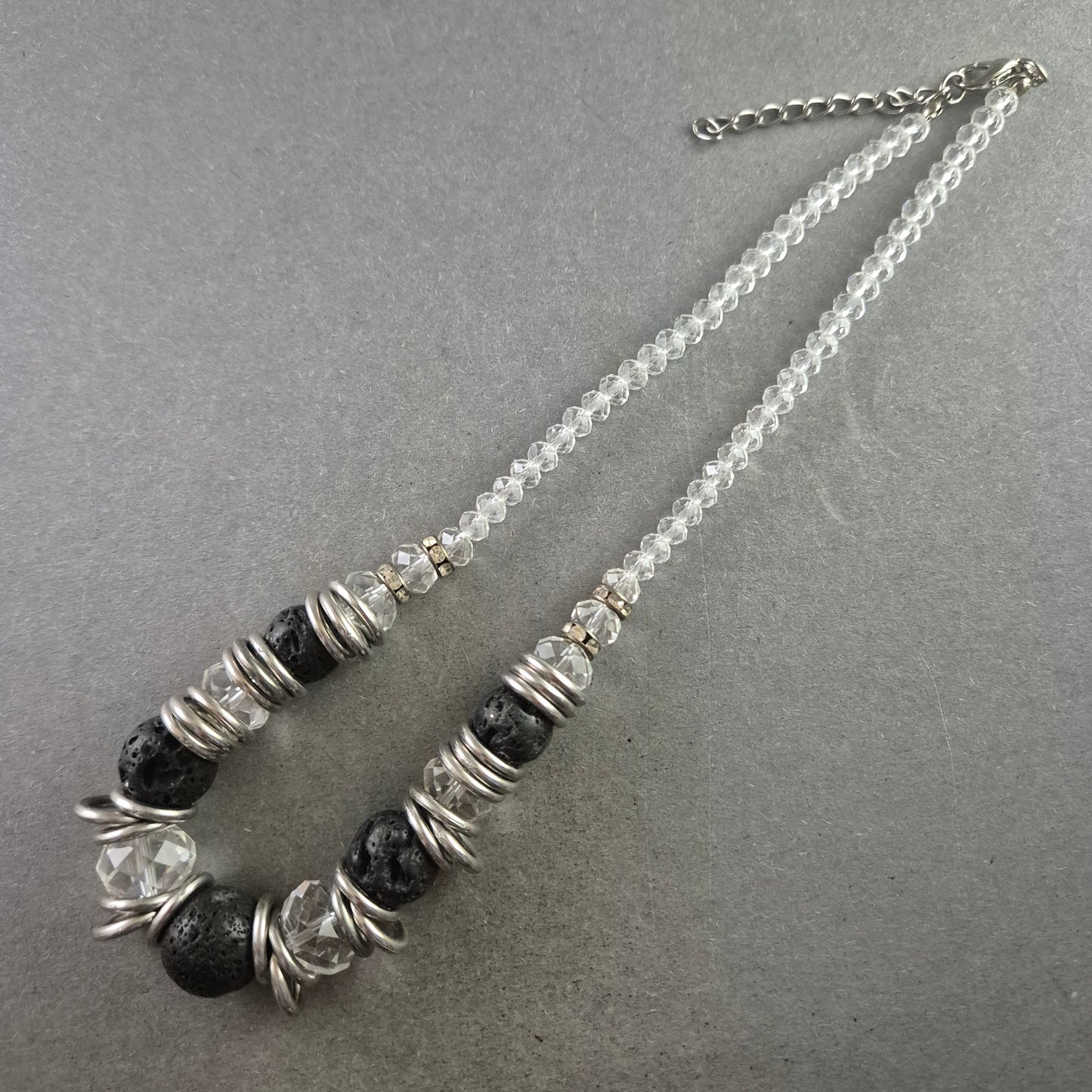 Elegante Statement-Halskette mit Lavasteinen und Kristallperlen