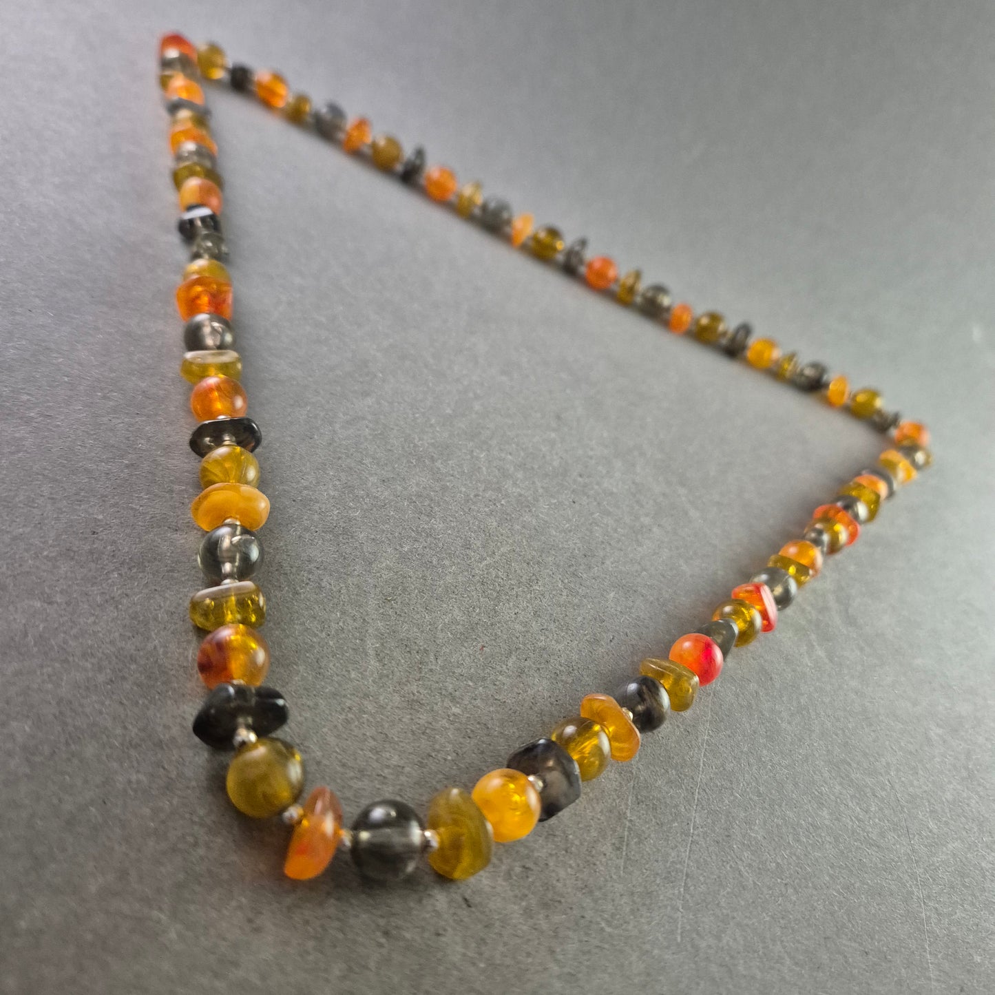 Bunte Glasperlenkette in Bernsteinoptik – Vielseitig und lebendig