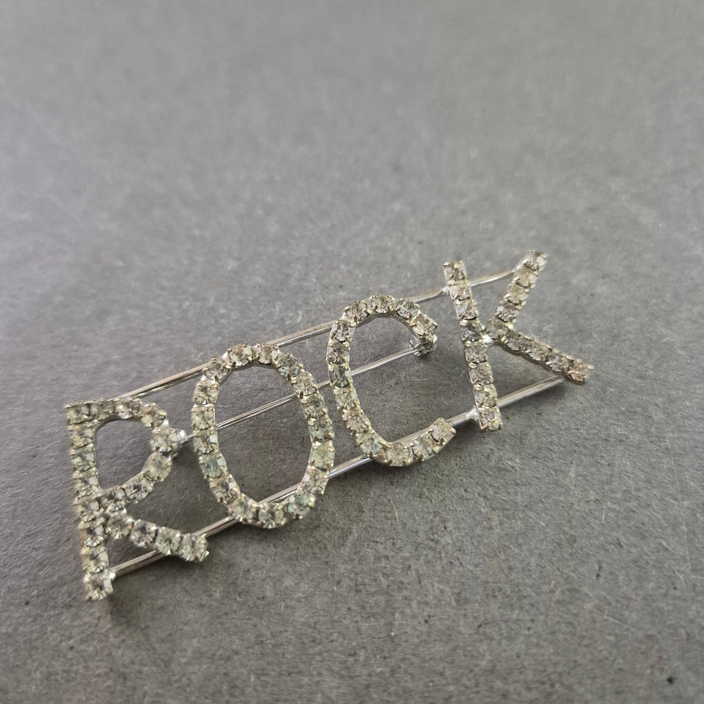 Glitzernde „ROCK“-Brosche – Stylisches Accessoire mit Statement