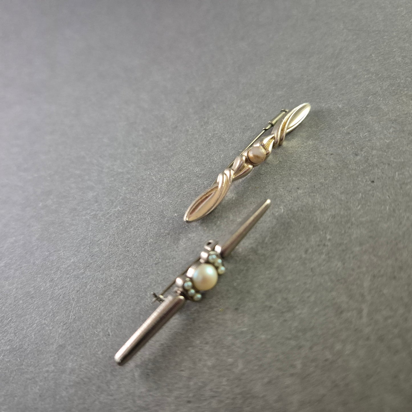 Zwei Vintage-Broschen im Set – Eleganter Perlenschmuck im Retro-Stil