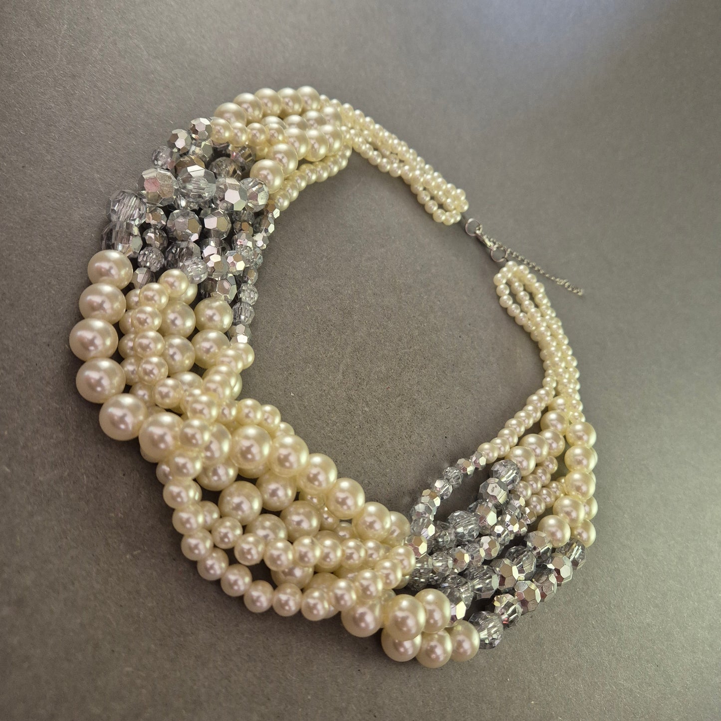 Mehrreihige Perlenkette mit Glaskristallen – Glamouröses Vintage-Design