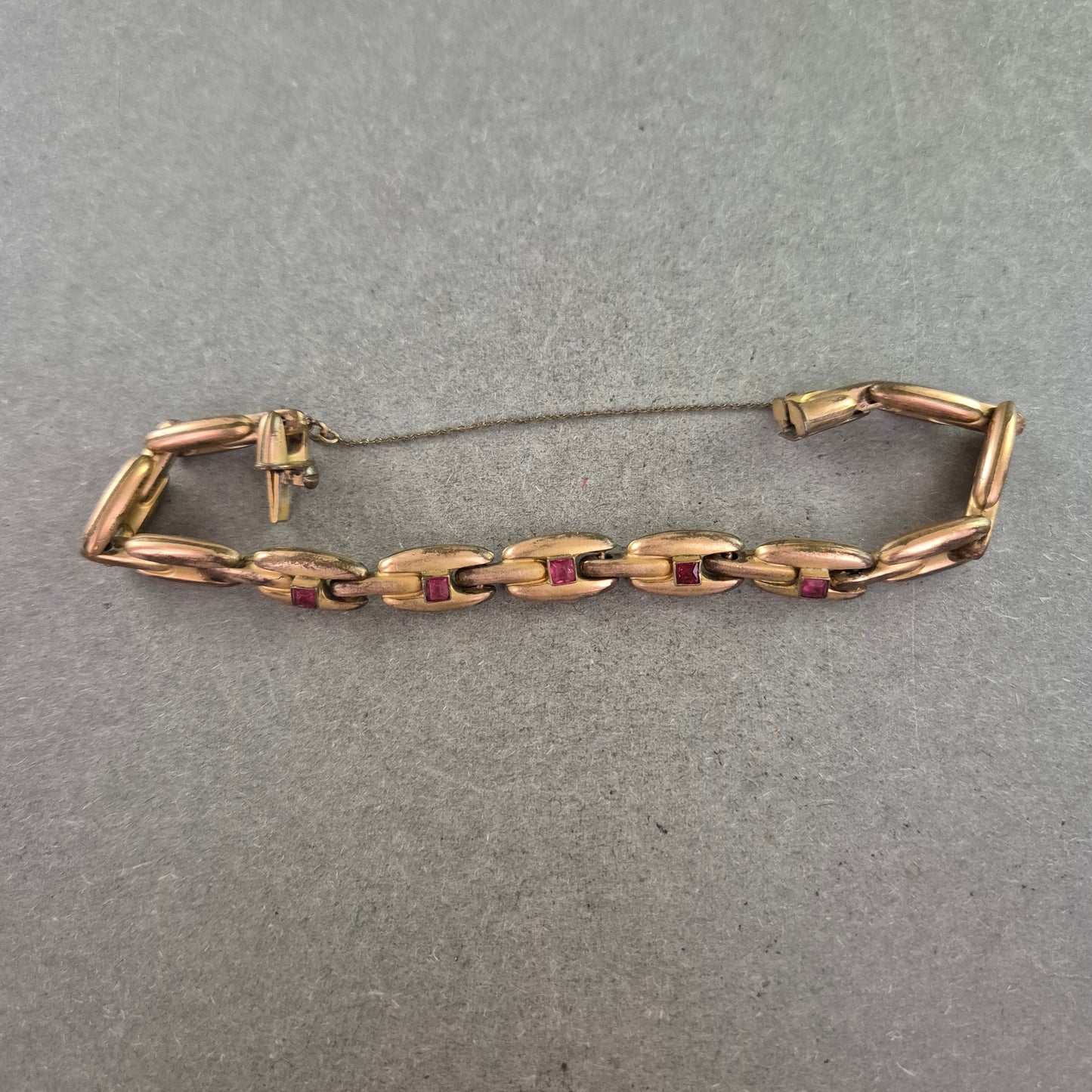 Vintage Gliederarmband mit roten Steinen – Schmuckstück mit Charakter