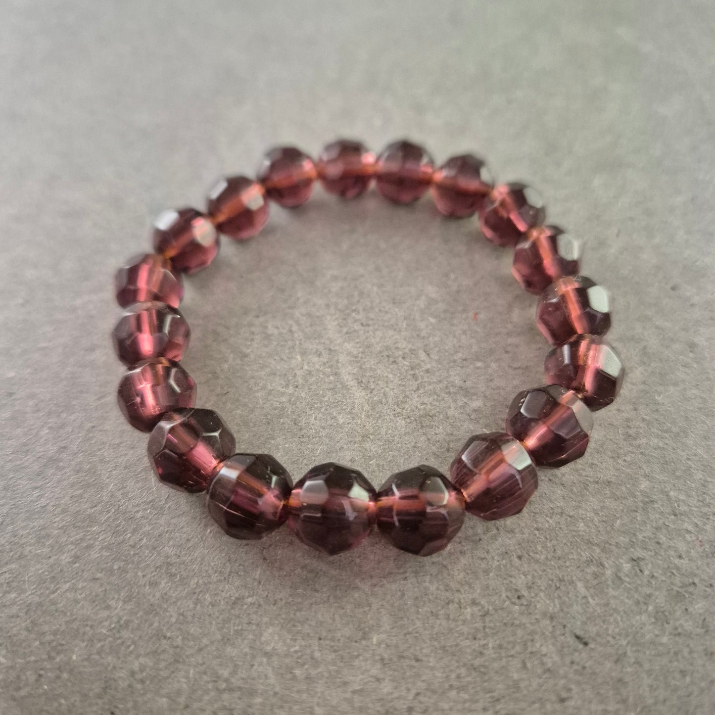 Elastisches Armband mit facettierten Perlen in Dunkelrot