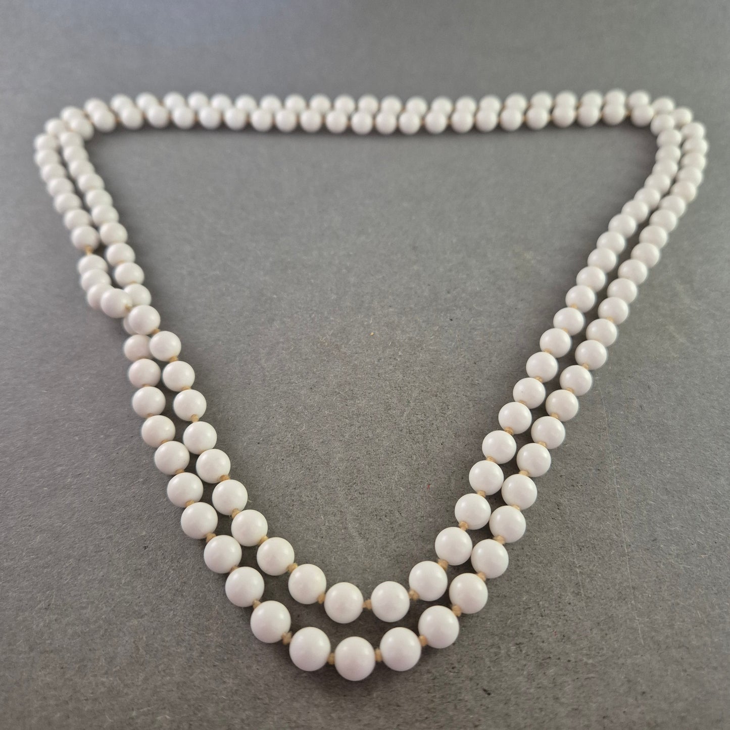 Zweireihige Perlenkette in Weiß – Klassischer Vintage-Stil