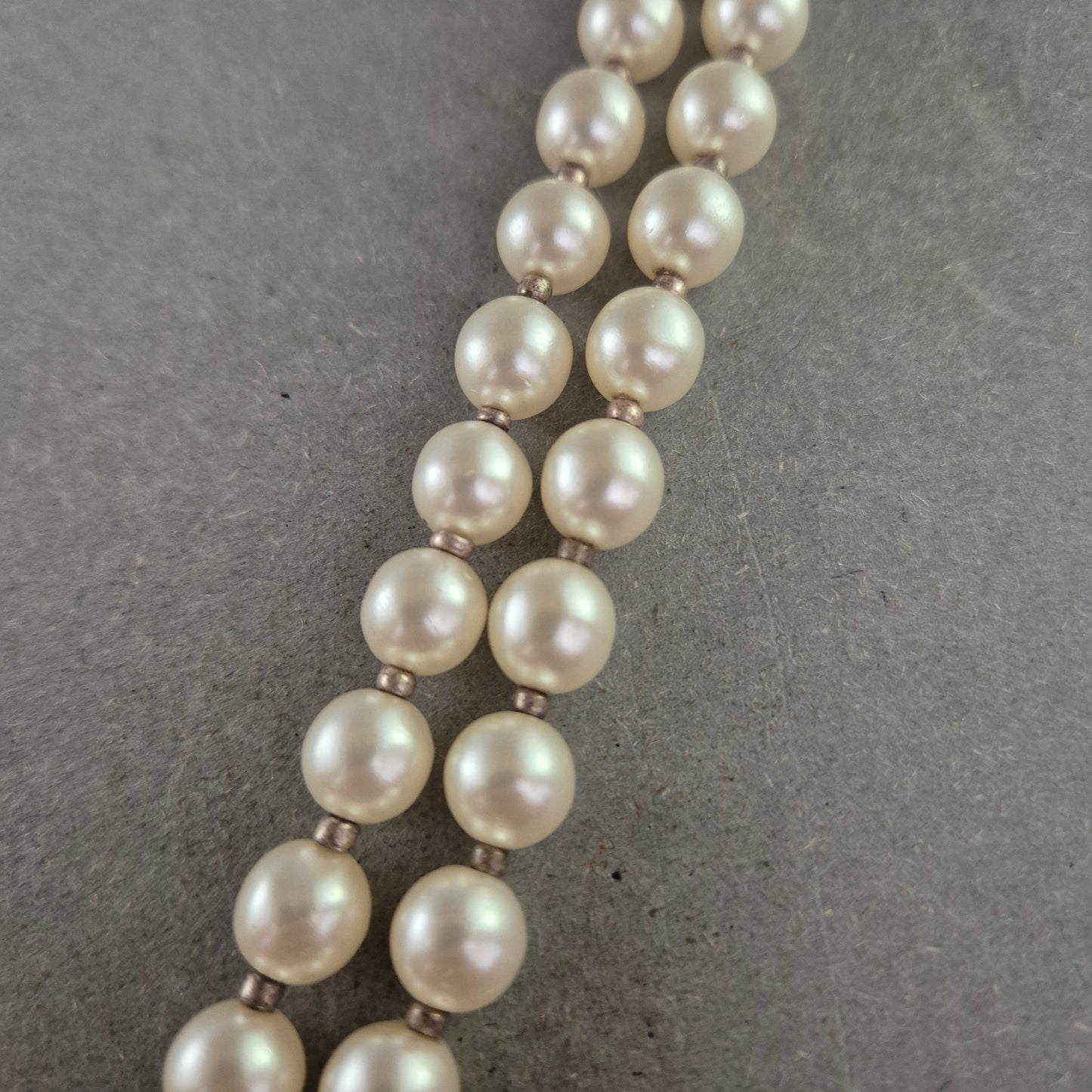 Zweireihige Perlenkette in Creme – Klassische Eleganz für jeden Anlass