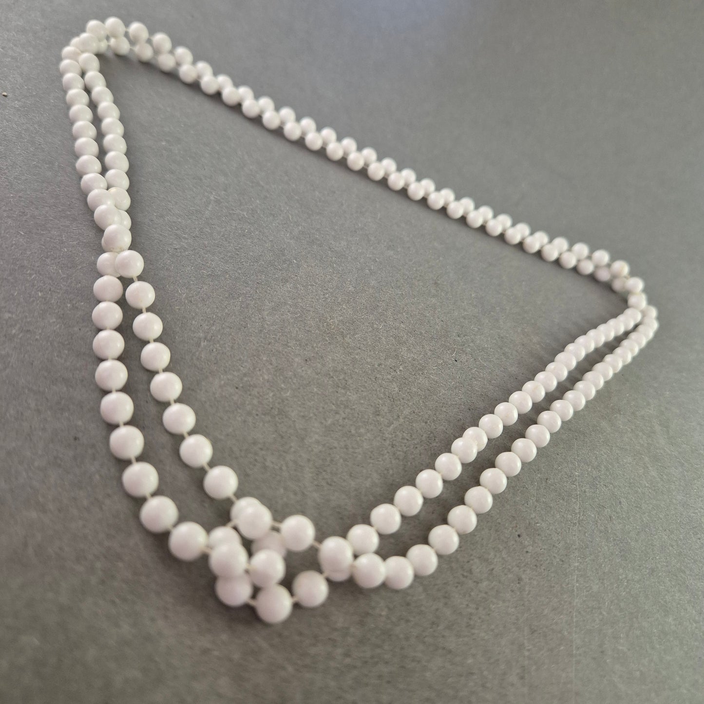 Zweireihige Kette mit weißen Perlen – Schlichte Vintage-Eleganz