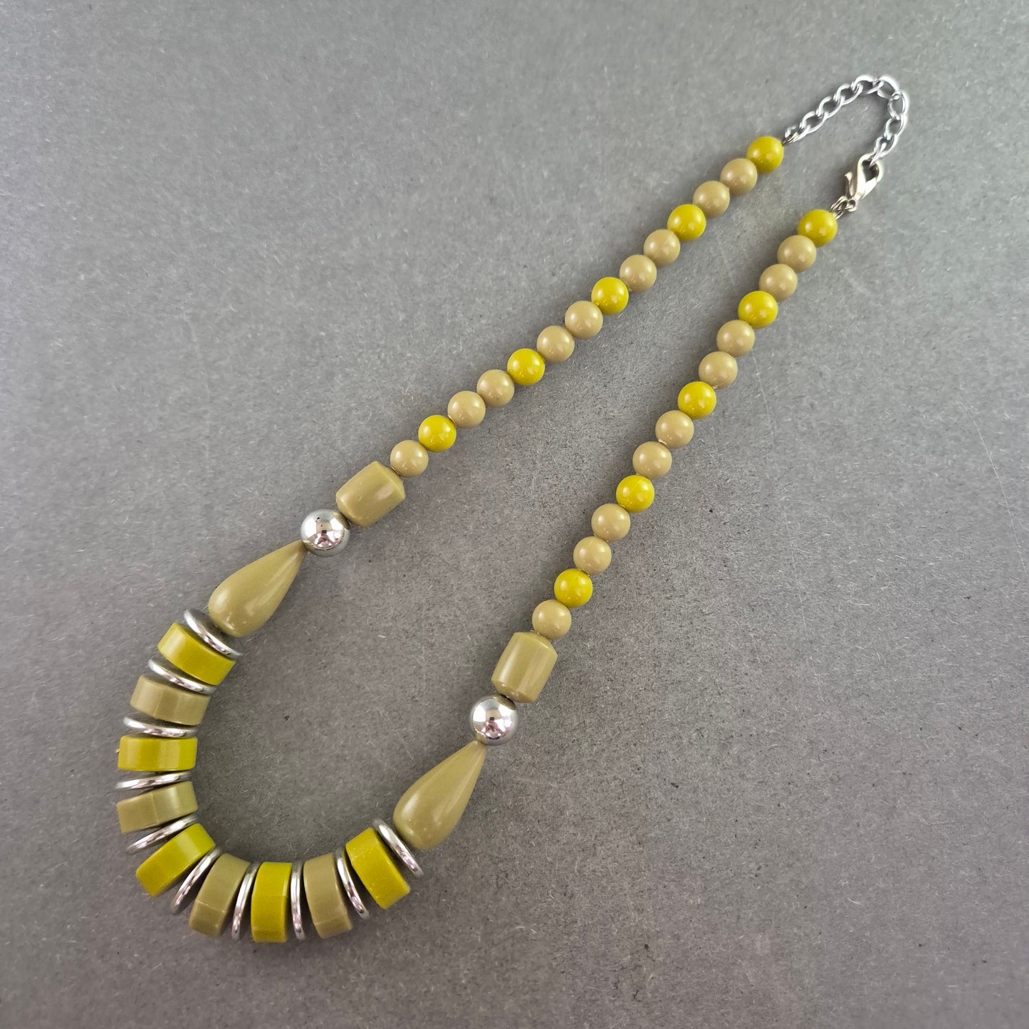 Retro-Kunststoffkette in Gelb und Beige – Statement im Vintage-Look