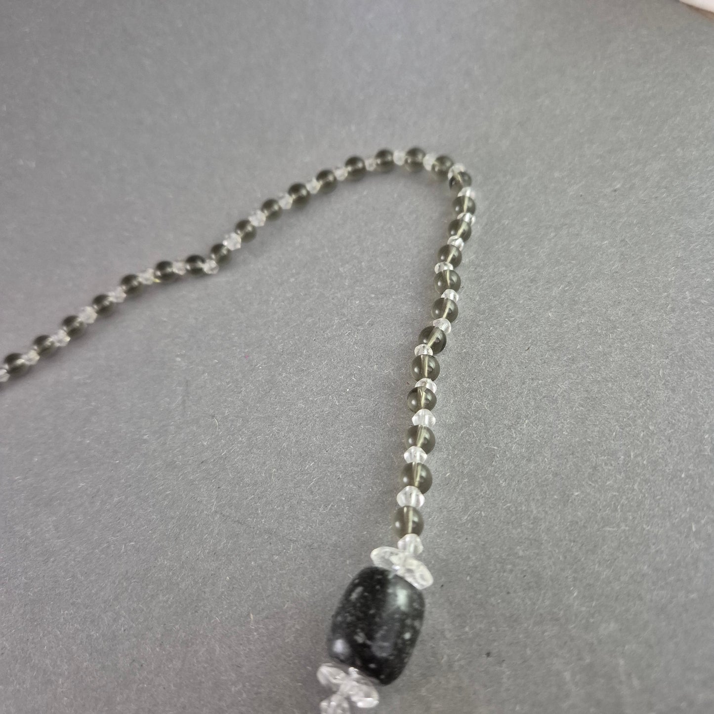 Schwarze Steinkette mit Anhänger – Naturinspirierter Ethno-Stil