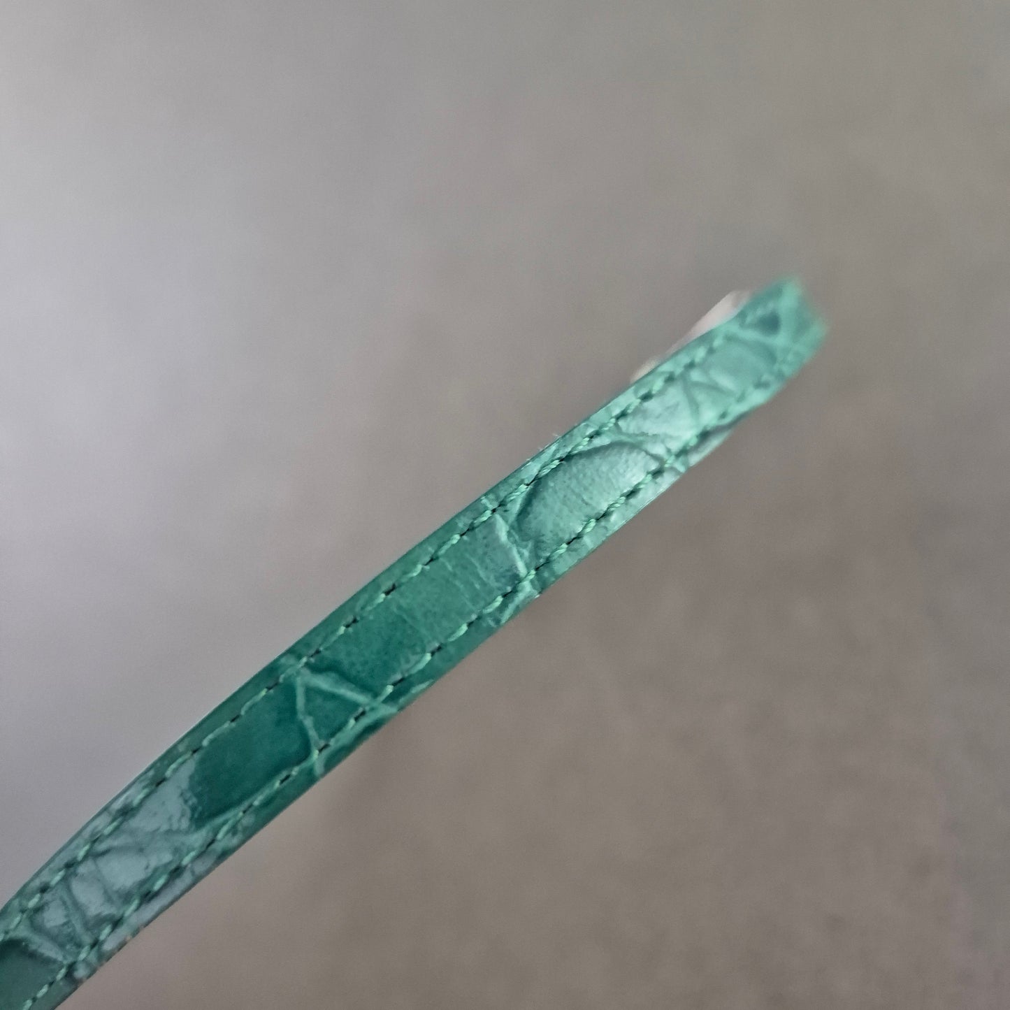 Dünnes Kunstleder-Armband in Türkis – Krokoprägung & Dornschließe