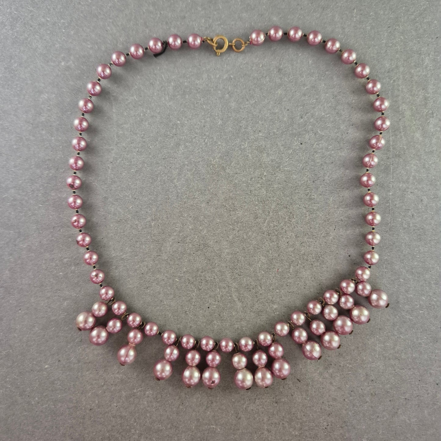 Verspielte Halskette mit rosa Perlenoptik – Eleganter Vintagelook