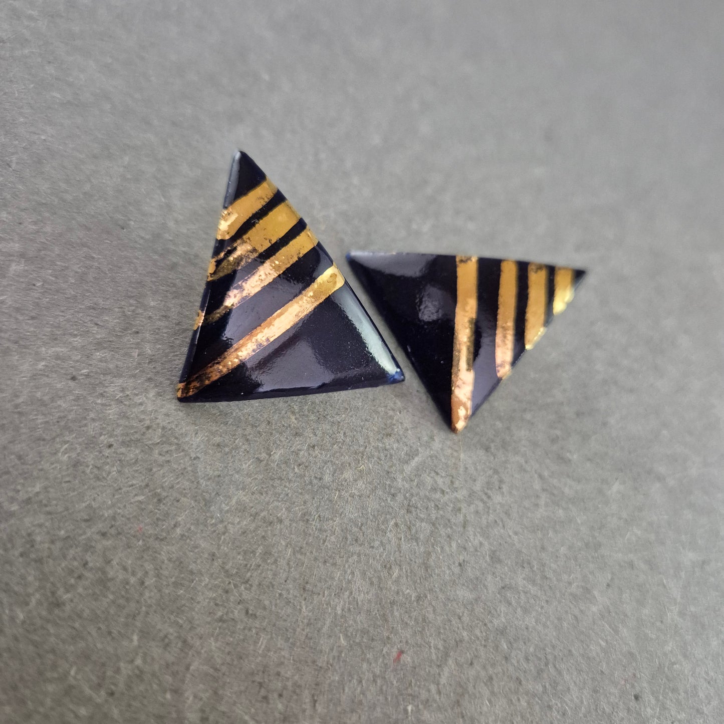 Dreieckige Vintage-Ohrringe – Schwarz mit goldenen Streifen