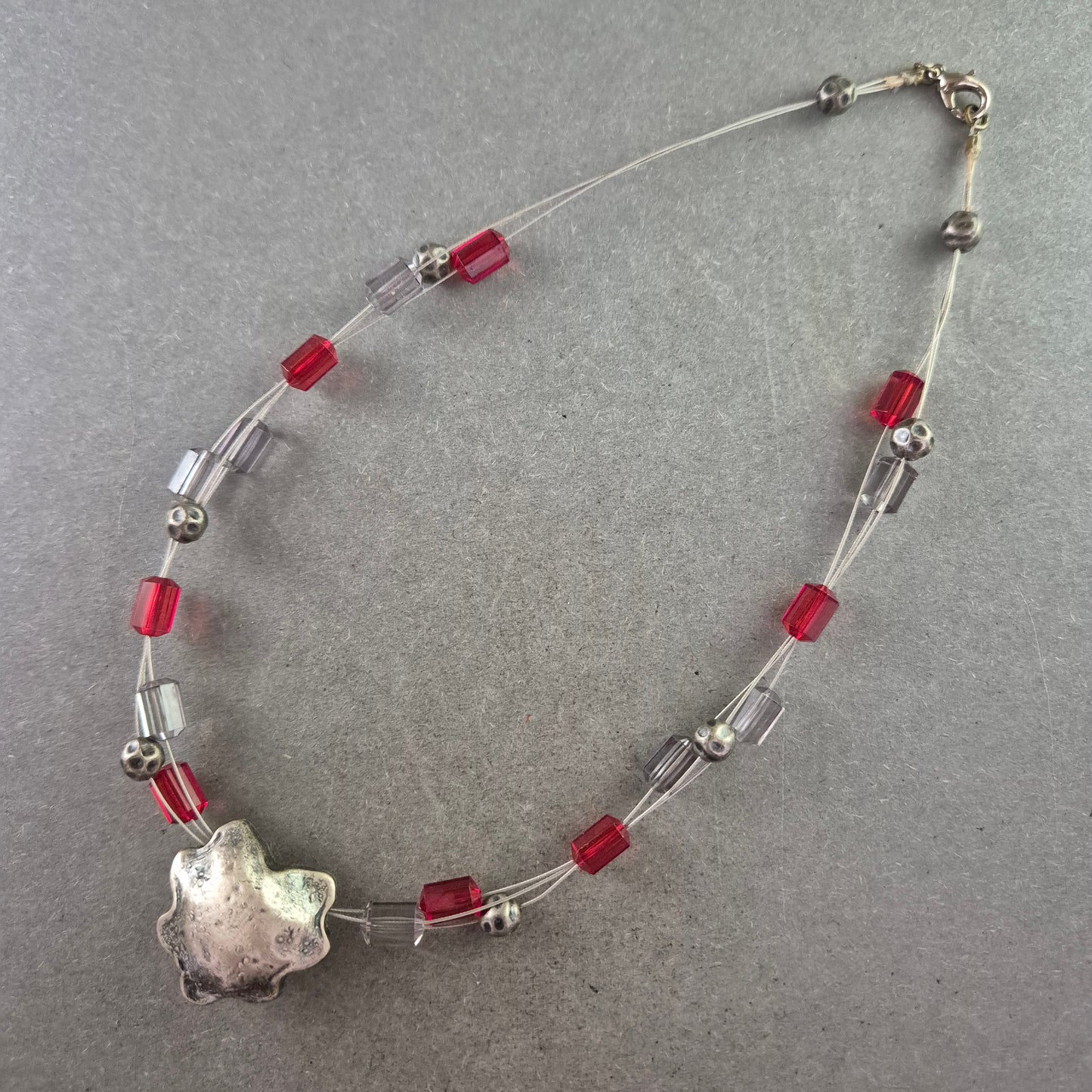 Ausgefallene Halskette mit Würfelperlen & silberner Formanhänger