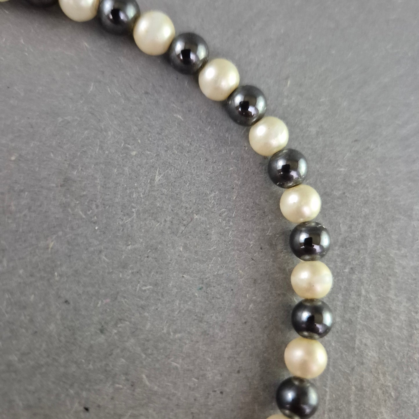 Zweifarbige Perlenkette – Schwarz & Creme mit Magnetverschluss