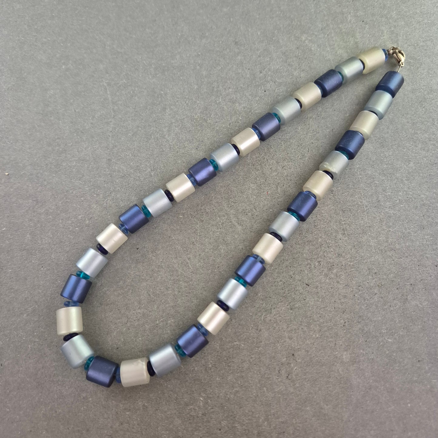 Bunte Halskette mit matten Kunststoffperlen in Blau und Beige