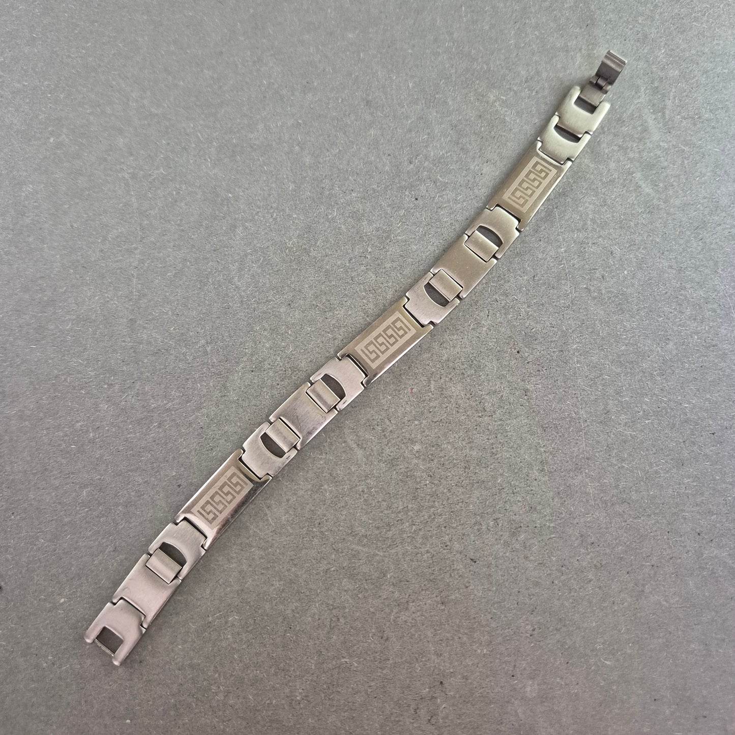 Maskulines Gliederarmband aus Metall mit grafischen Elementen