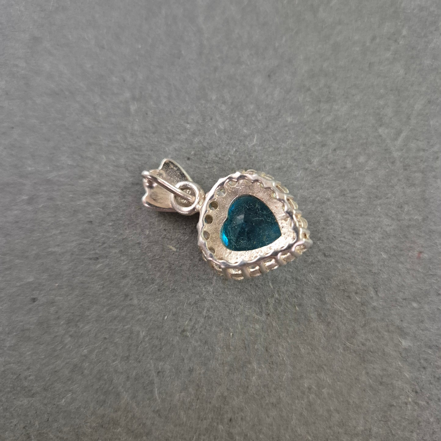 Herzanhänger mit blauem Stein und Glitzersteinen