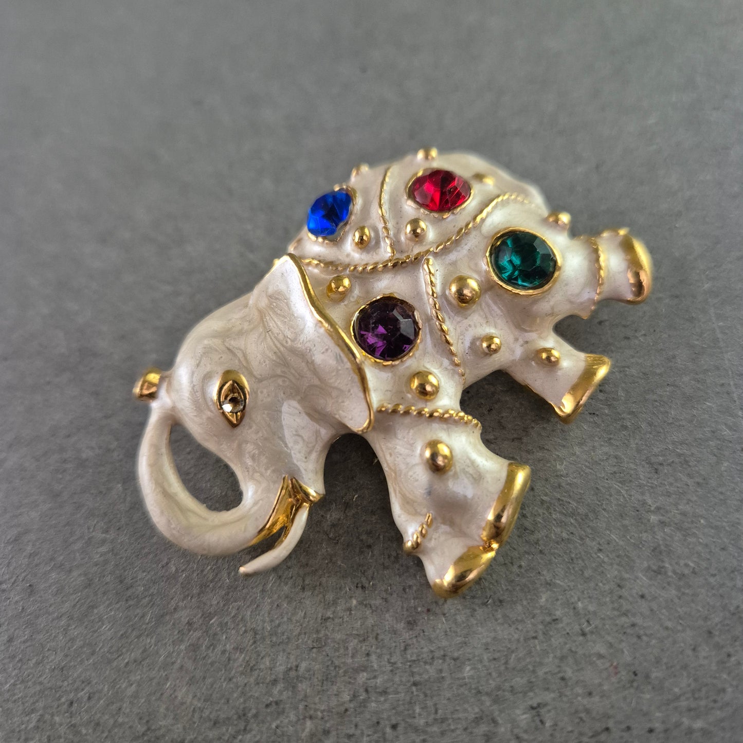 Verspielte Elefanten-Brosche mit bunten Schmucksteinen – Exotischer Hingucker
