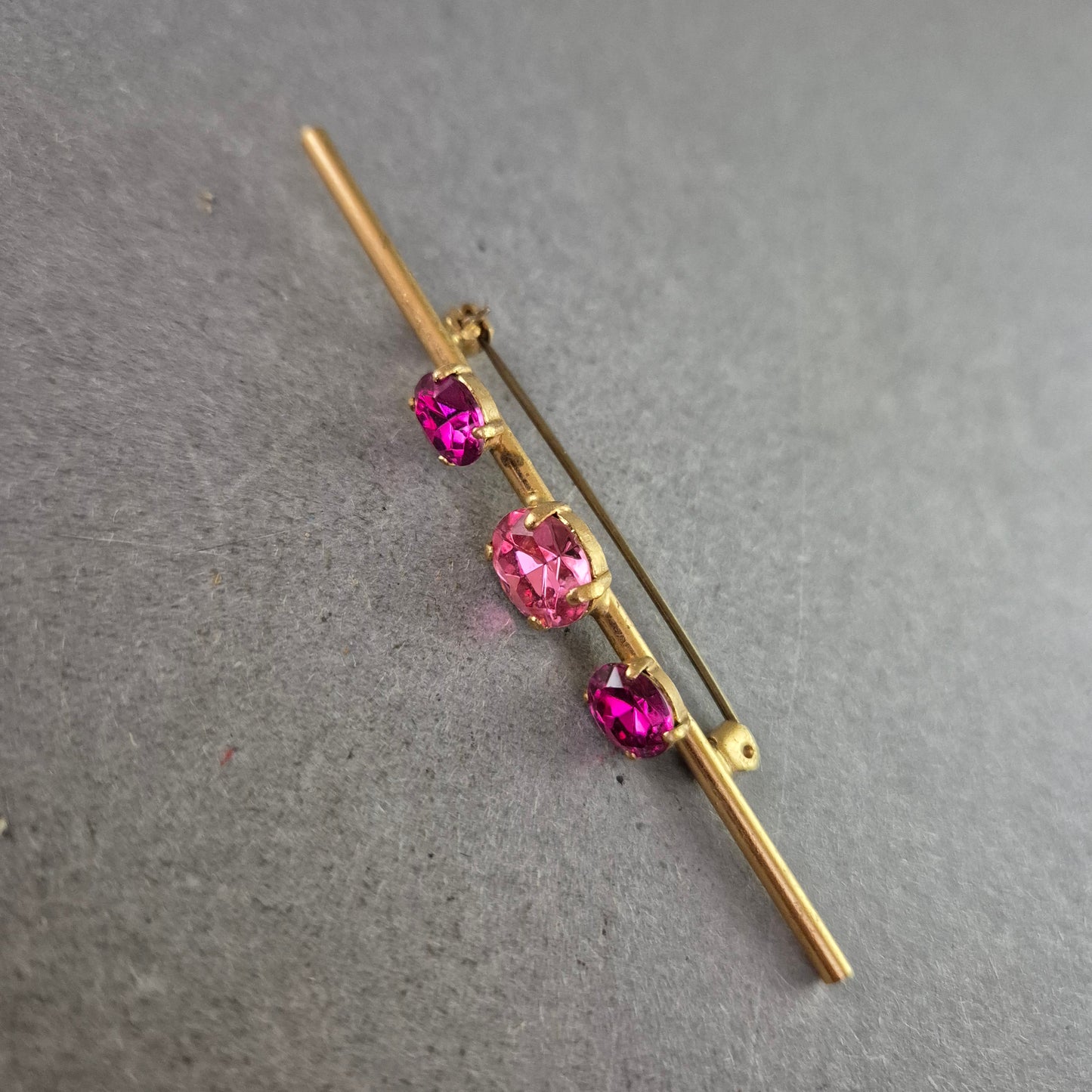 Schlichte Vintage-Brosche mit pinkfarbenen Steinen – Eleganter Balkenstil