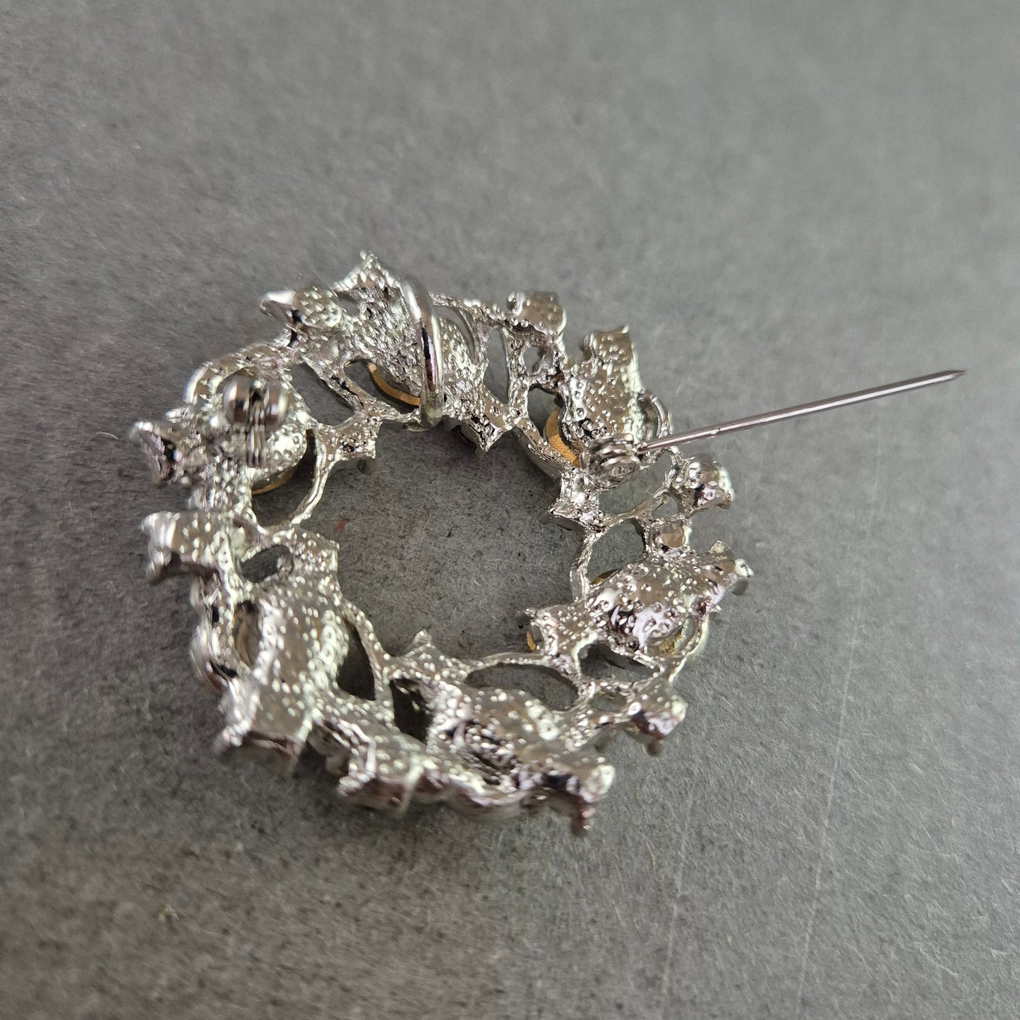 Glamouröse Vintage-Brosche mit klaren Strasssteinen – Rundes Design