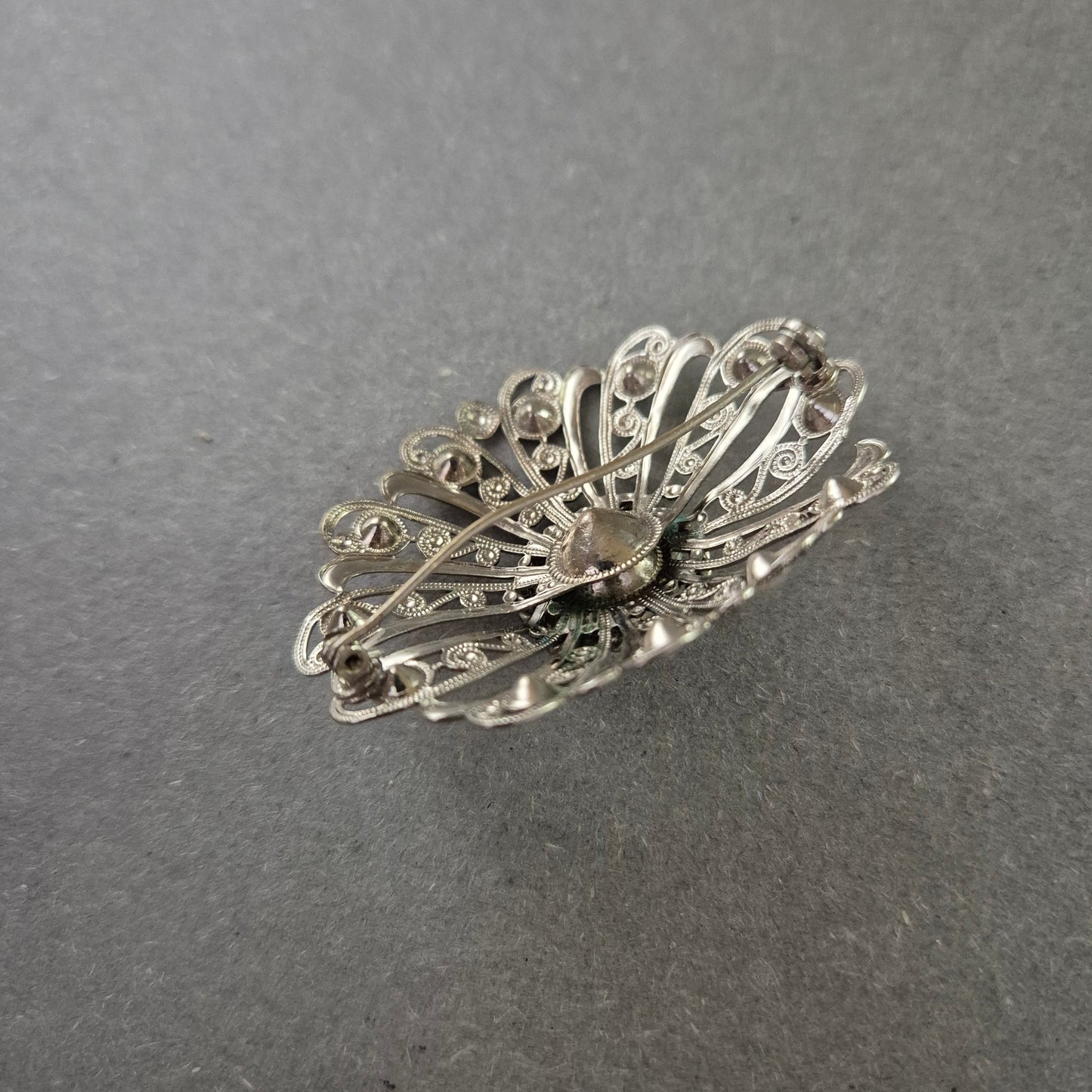 Filigrane Vintage-Brosche mit irisierendem Stein – Ovales Design