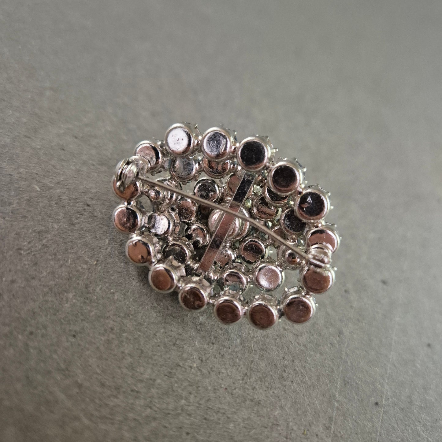 Vintage Strassbrosche mit blauen Steinen – Eleganz im Retro-Look