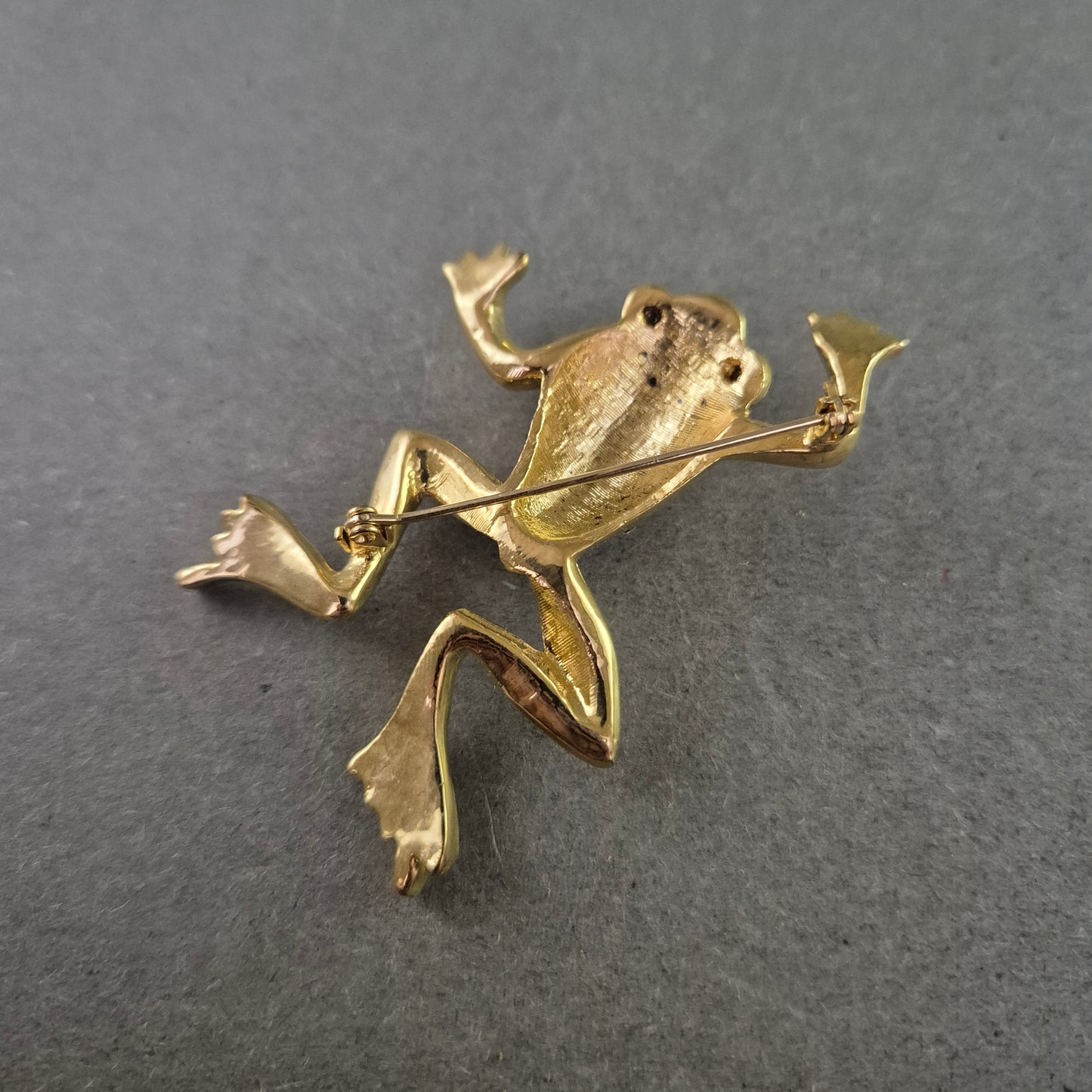 Auffällige Frosch-Brosche in Goldoptik mit Strass und grünen Augen