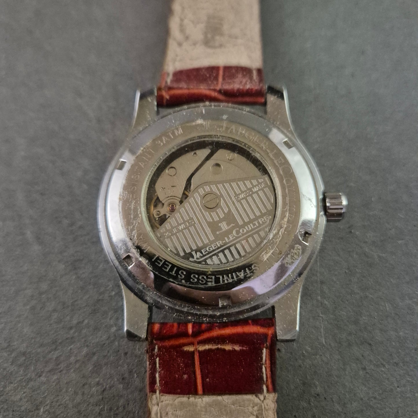 Modeuhr im Stil von Jaeger-LeCoultre – Scheinchronograph mit Lederoptik