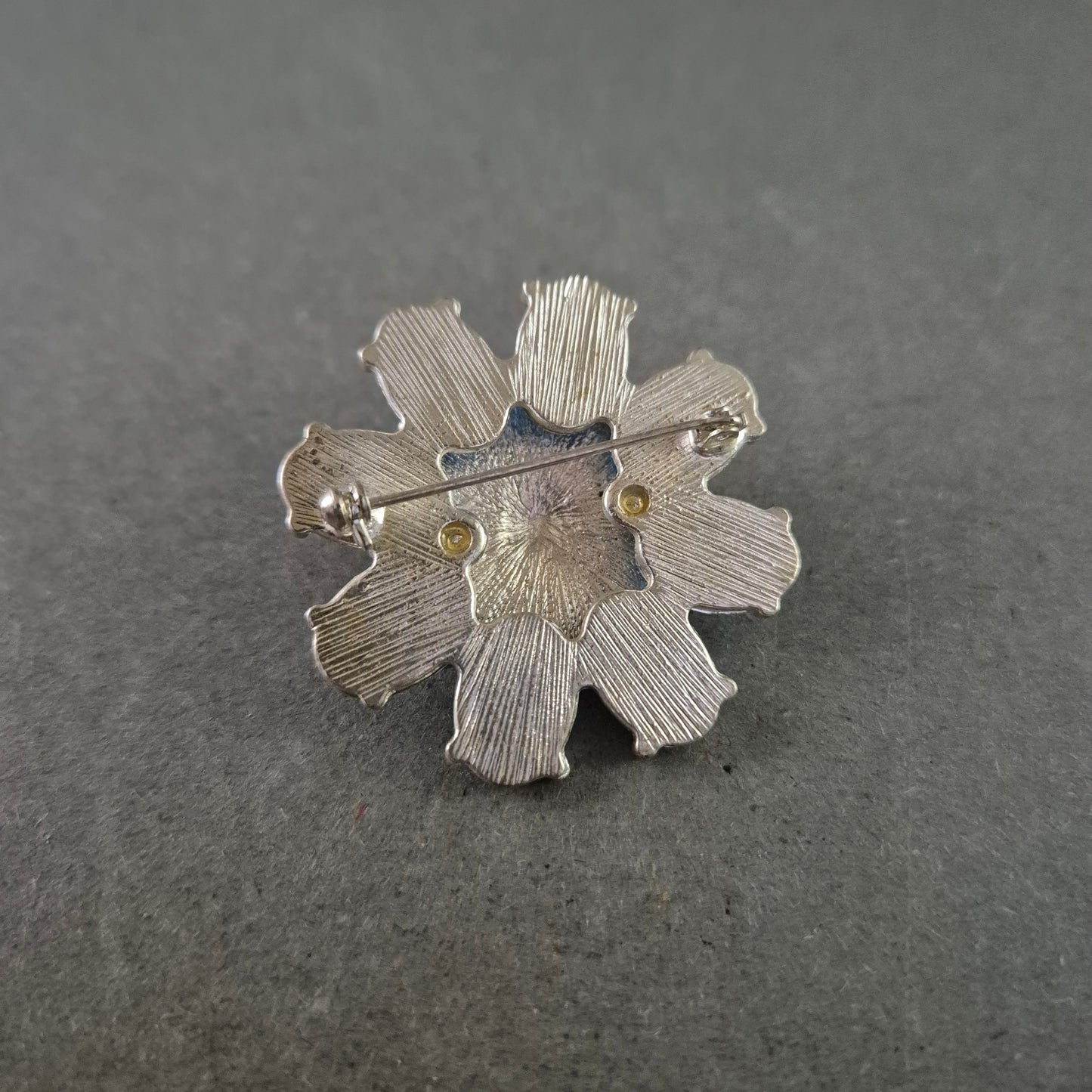 Blaue Blumenbrosche mit Strass – Funkelnder Vintage-Stil