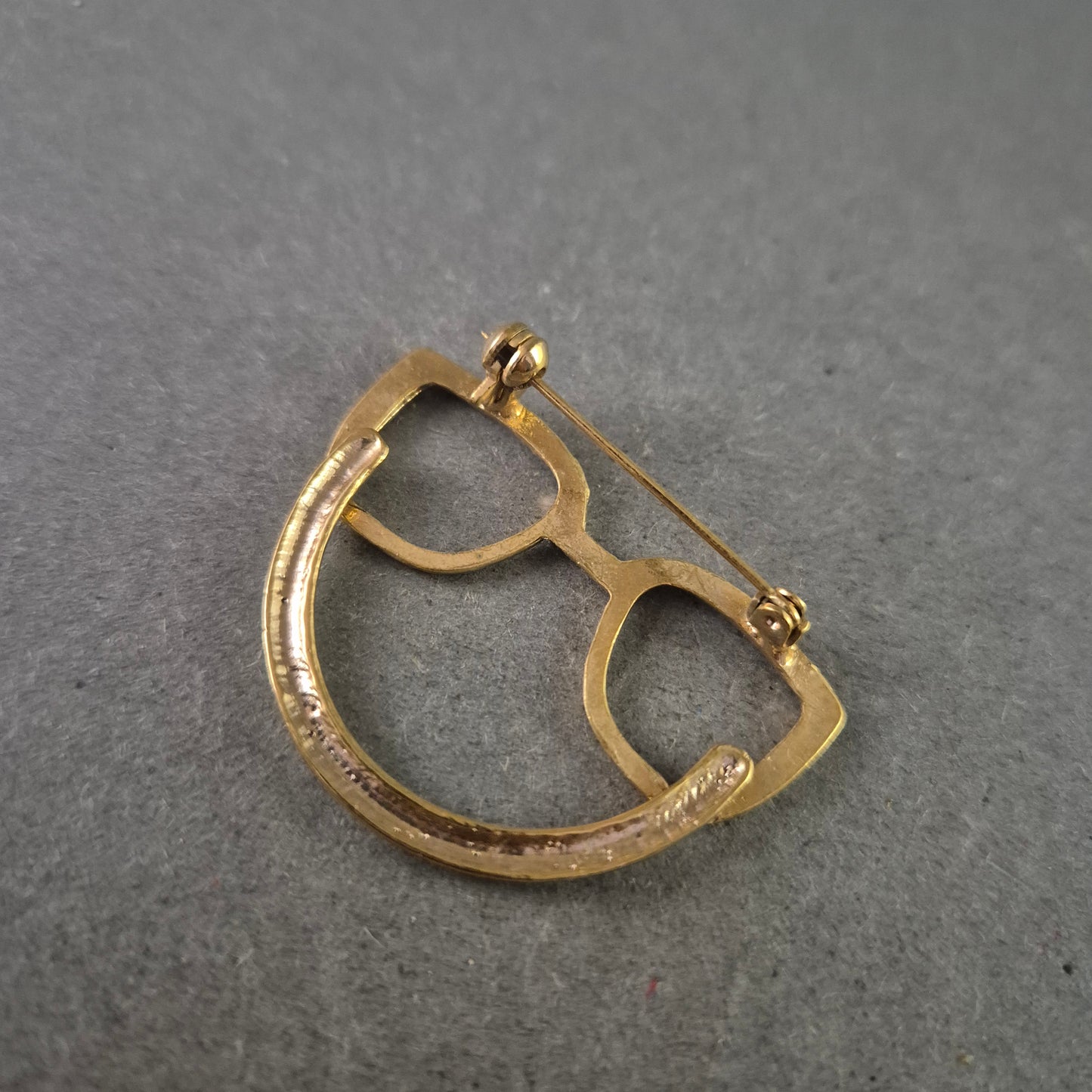 Humorvolle Brillen-Brosche in Goldoptik mit Strassdetails